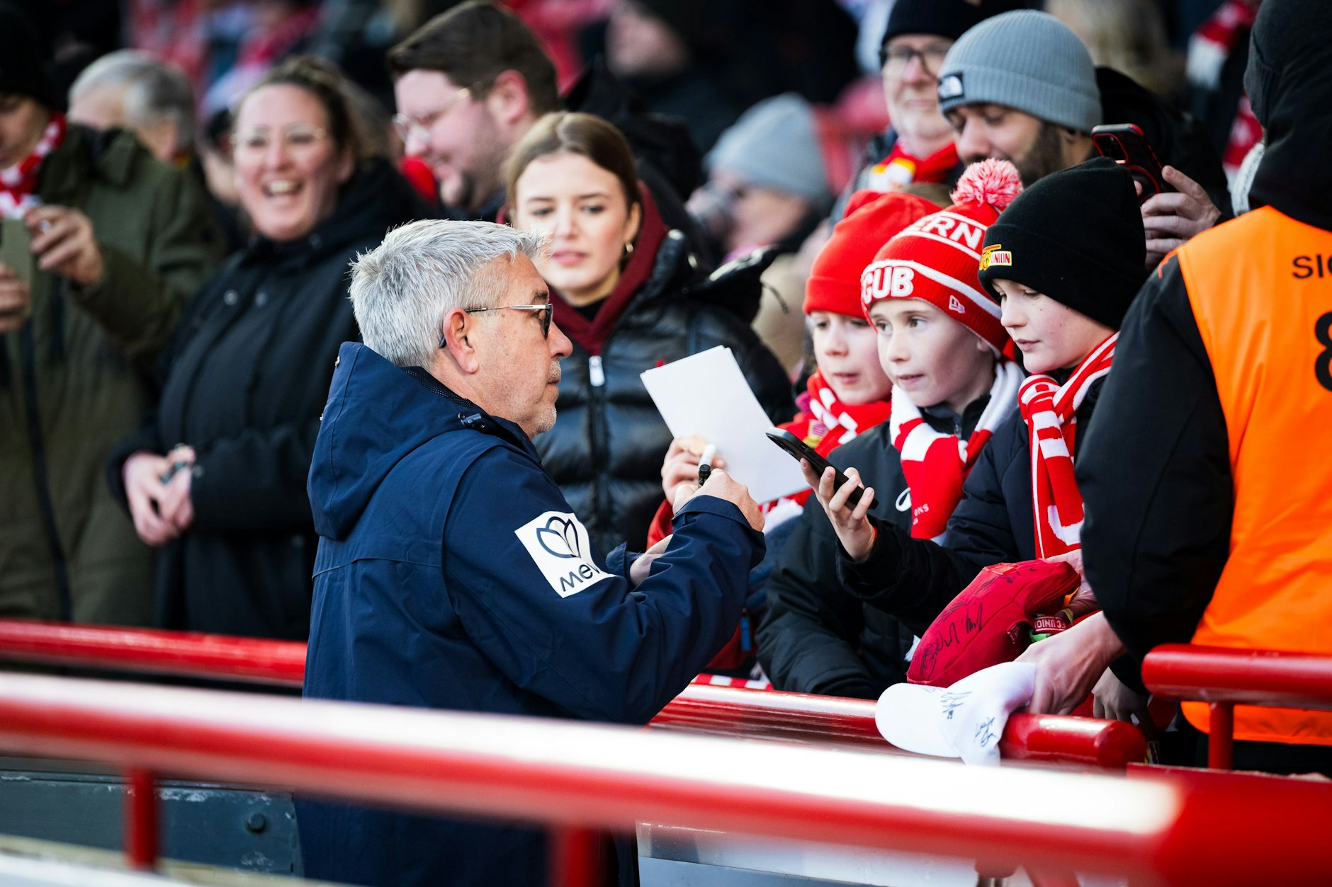 Bei seiner Rückkehr ins Stadion An der Alten Försterei erfüllte Urs Fischer vor dem Anpfiff gegen den 1. FSV Mainz 05 Autogrammwünsche von Fans des 1. FC Union Berlin.