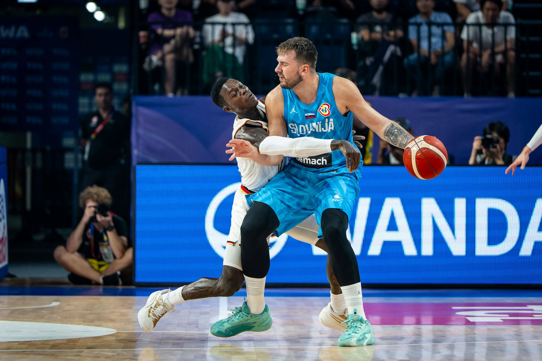 Dennis Schröder und Sloweniens Superstar Luka Doncic geraten nicht nur in der NBA, sondern auch international immer wieder aneinander.