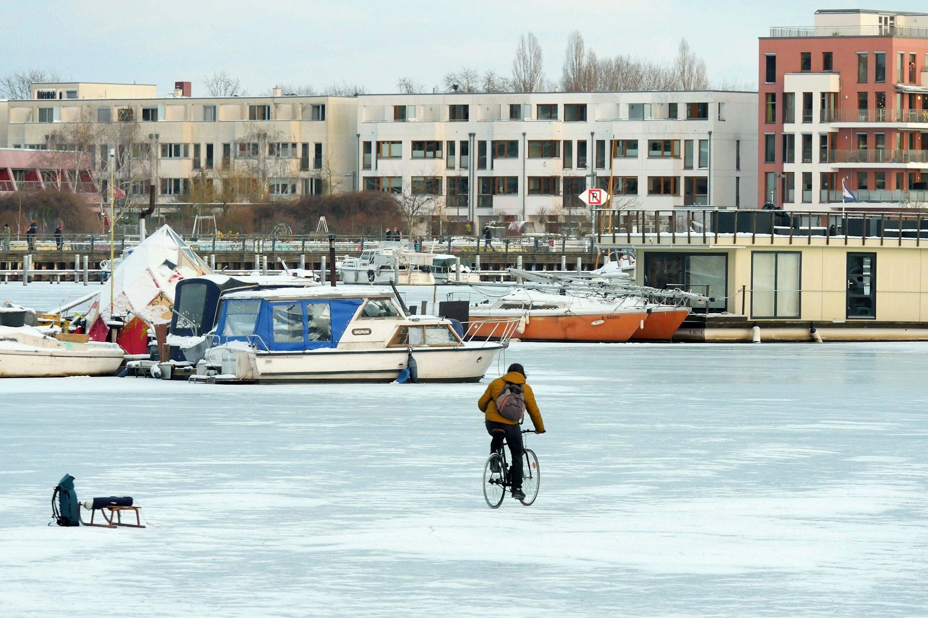 Die Rummelsburger Bucht ist fest vereist, jetzt kommt das Glatteis auch auf die Straßen Berlins.