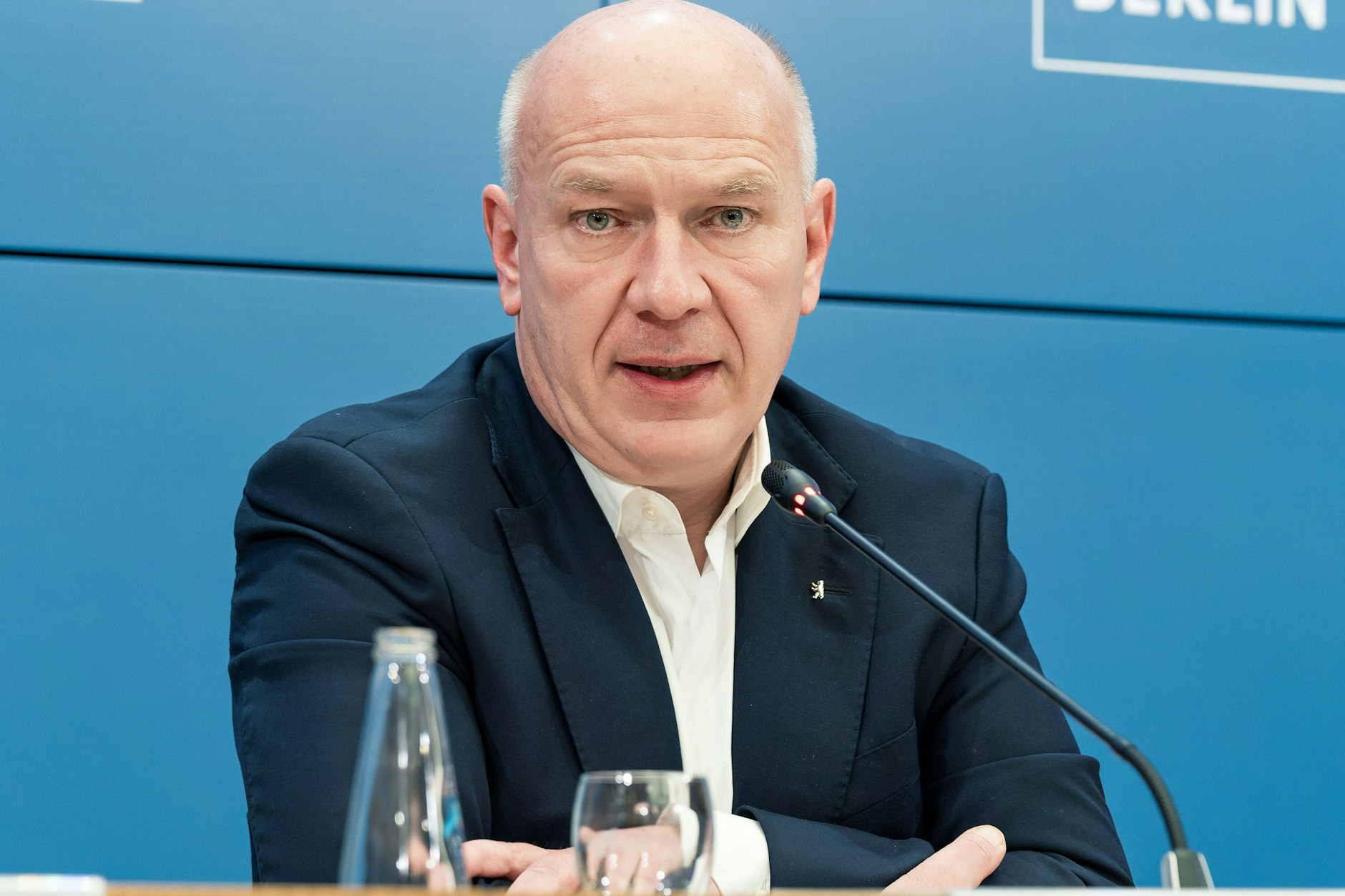 Berlins Regierender Kai Wegner steht im Kreuzfeuer der Kritik.