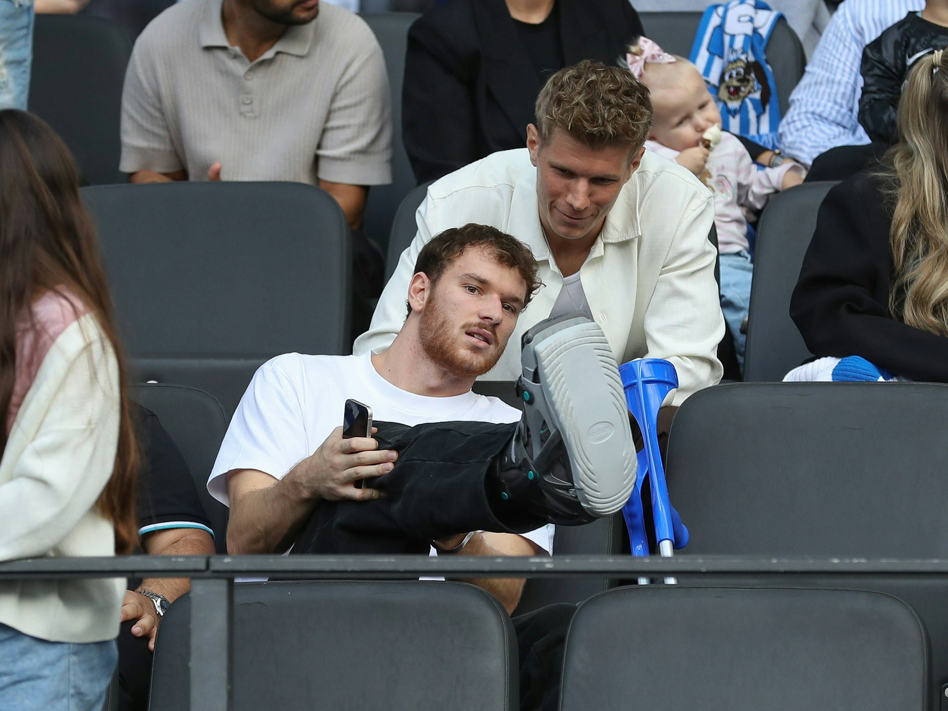 Pascal Klemens auf der Tribüne des Olympiastadions mit seinem Plastik-Stützschuh.