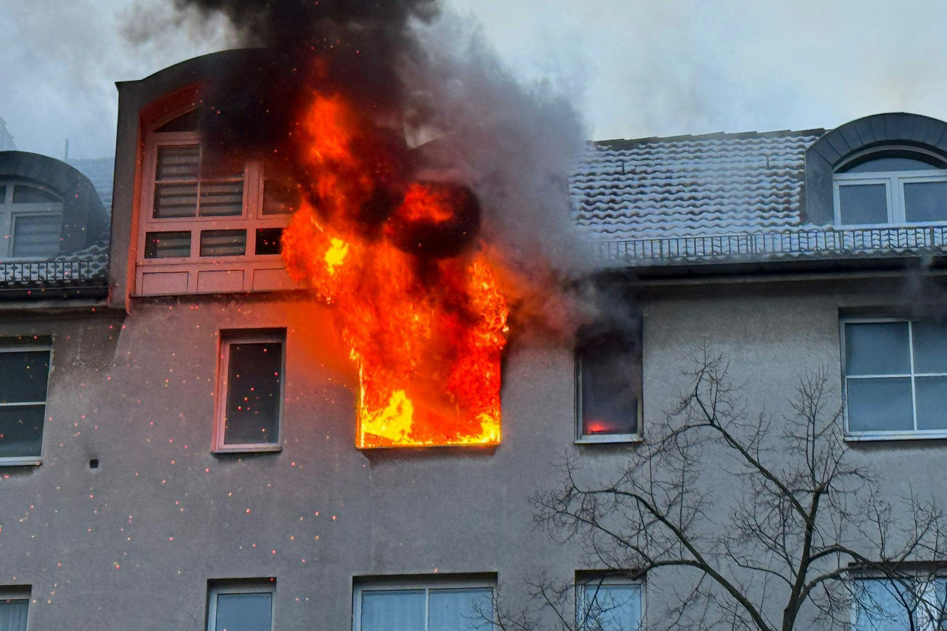 In einem Mehrfamilienhaus in Wedding hat es am Sonntagnachmittag gebrannt.