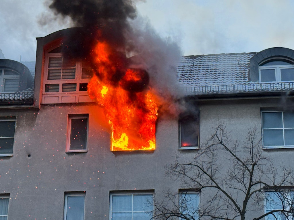 Brand-in-Mehrfamilienhaus-in-Wedding