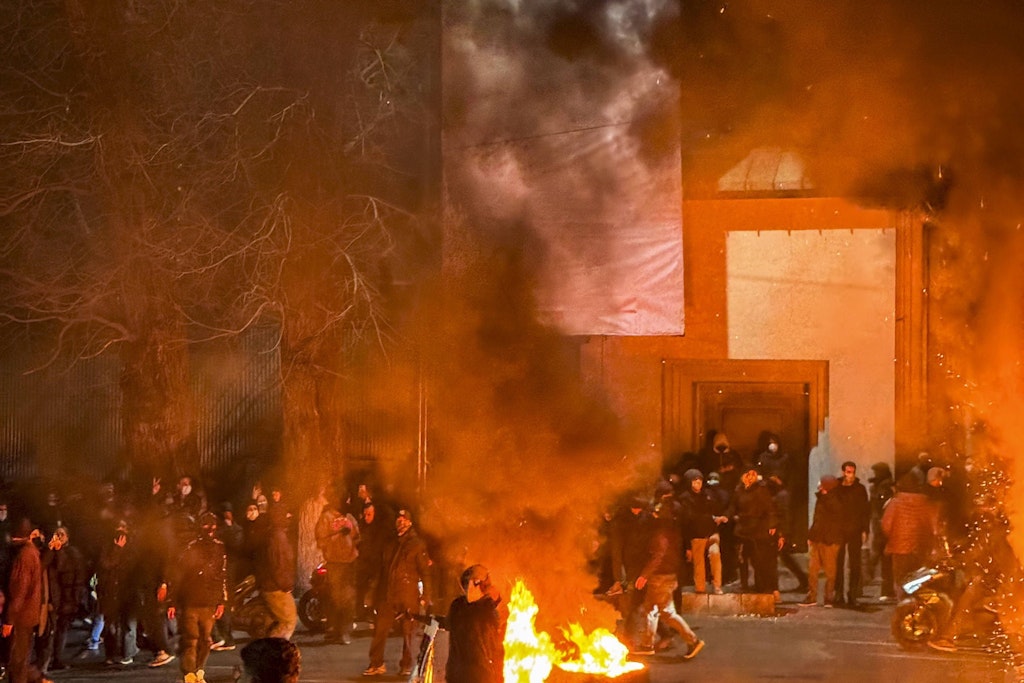 Mindestens 25 Moscheen in Teheran in Brand gesetzt – mehrere Tote