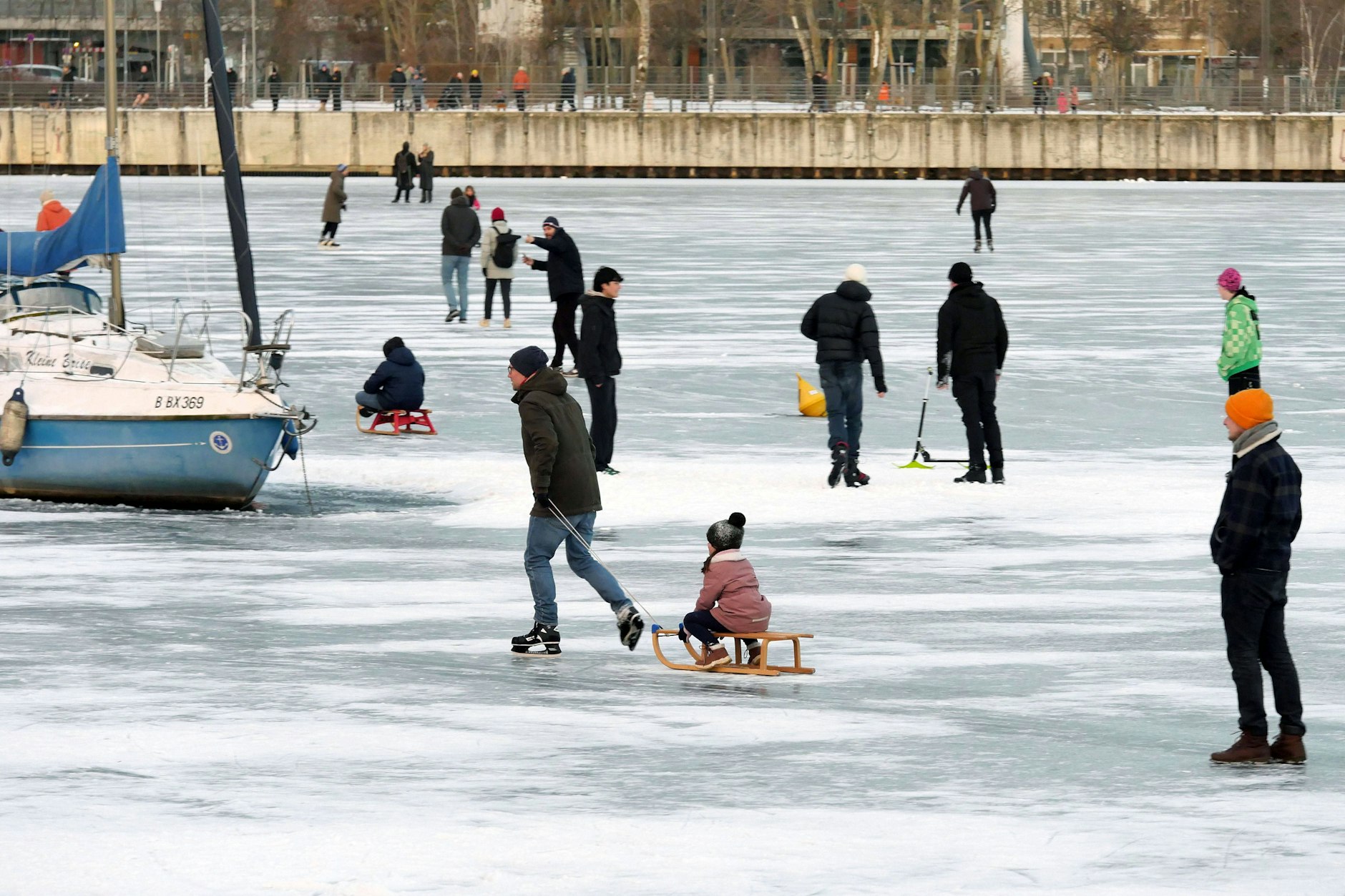Menschen vergnügen sich trotz aller Warnungen auf dem Eis in der Rummelsburger Bucht.
