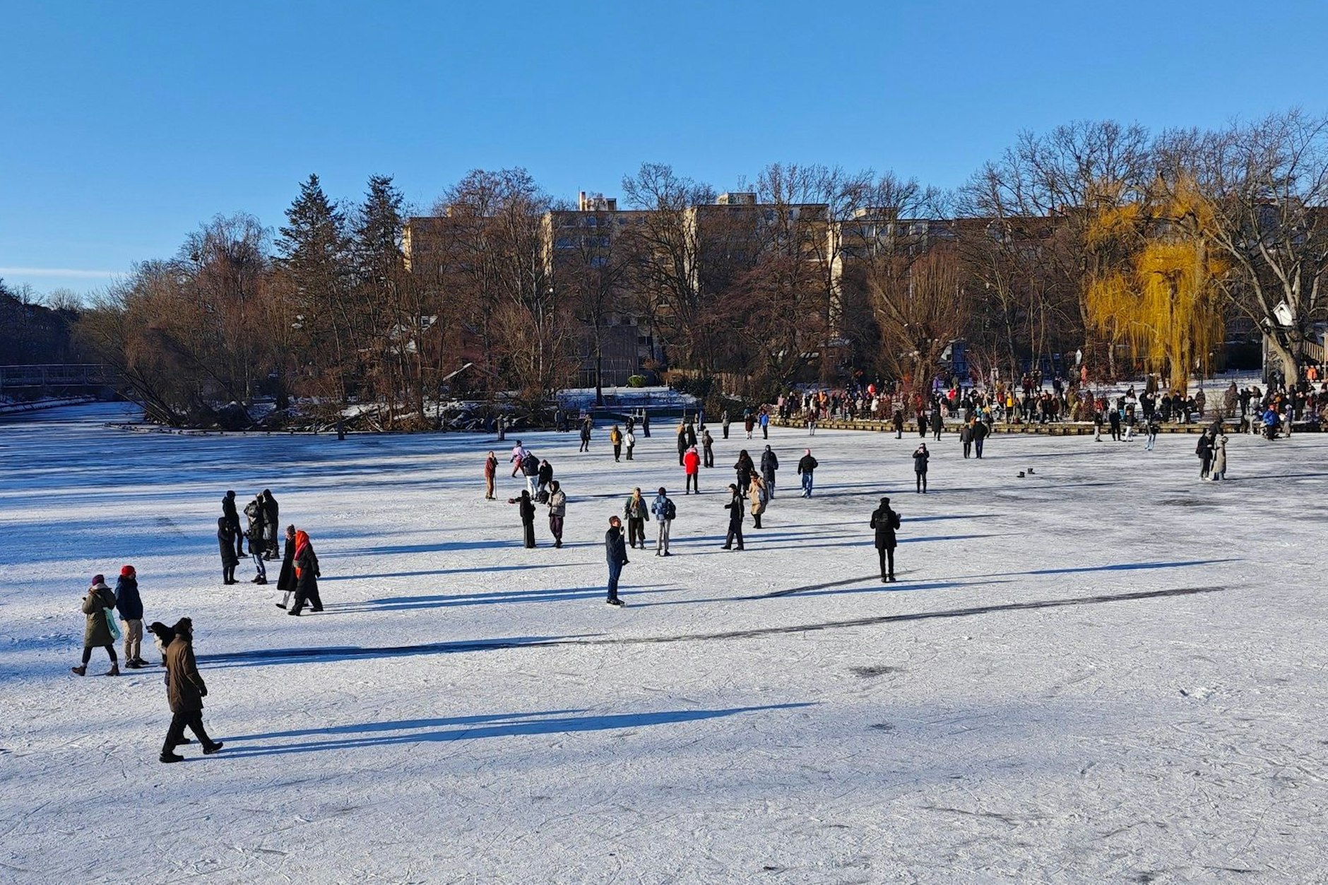 Auch auf der Eisfläche am Maybachufer tummelten sich am Landwehrkanal Spaziergänger.