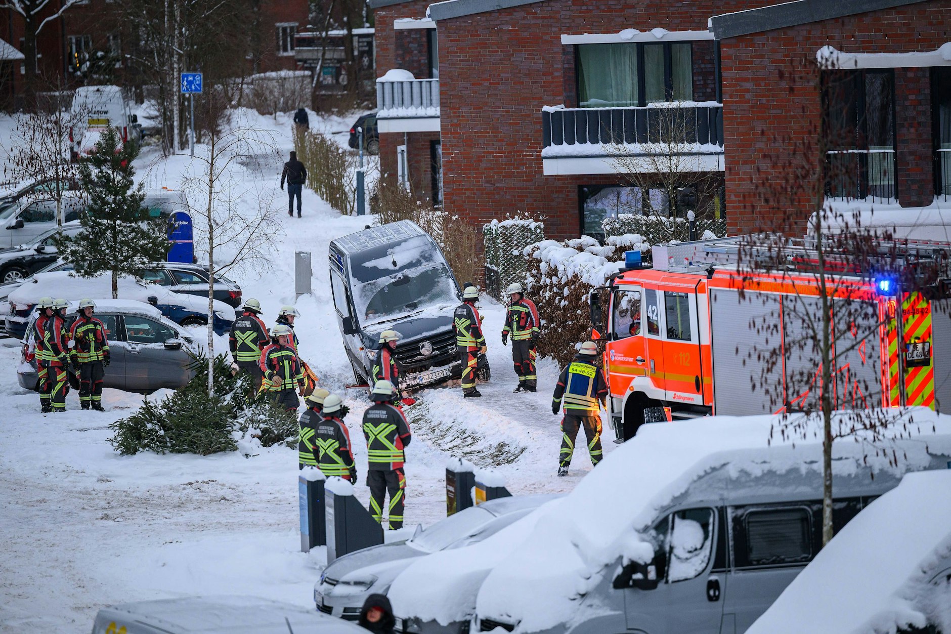 „Elli“ verursachte etliche Unfälle, hier rutschte ein Sprinter in Norderstedt in einen Straßengraben.