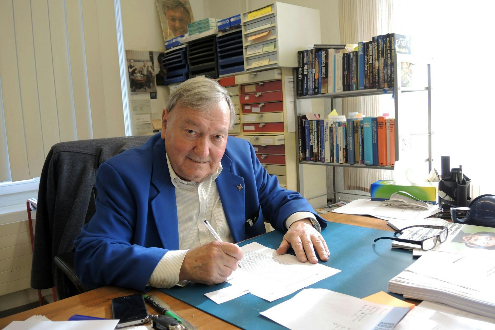 Der Bestseller-Autor Erich von Däniken in seiner „Schreib- und Forschungswerkstatt“ in Interlaken, 2015.