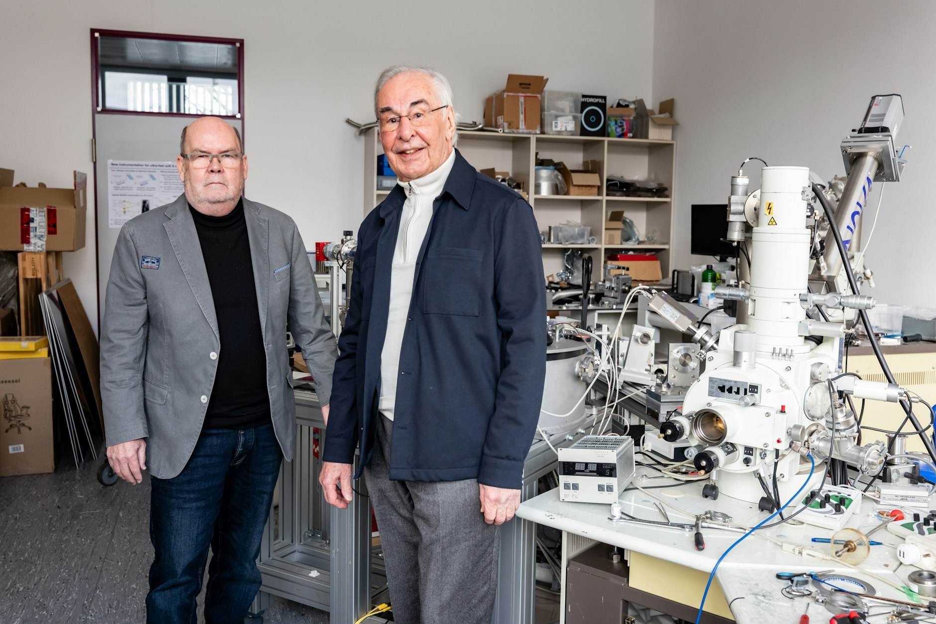 Prof. Norbert Langhoff (r.) und Klaus Meier im  Institut für angewandte Photonik in Berlin Adlershof. Im Labor für Experimente ist ein Elektronenmikroskop aufgebaut.