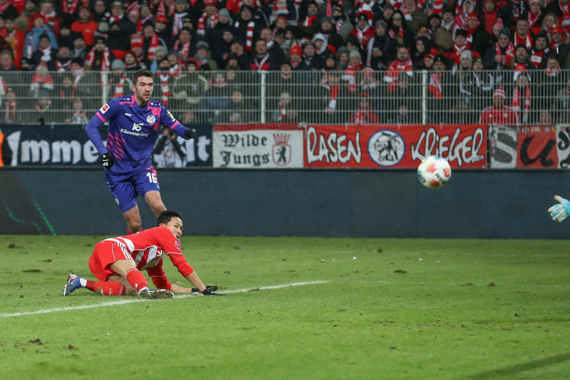 Artistisch und selten: Woo-yeong Jeong trifft für den 1. FC Union Berlin gegen Mainz aus dem Spiel heraus.