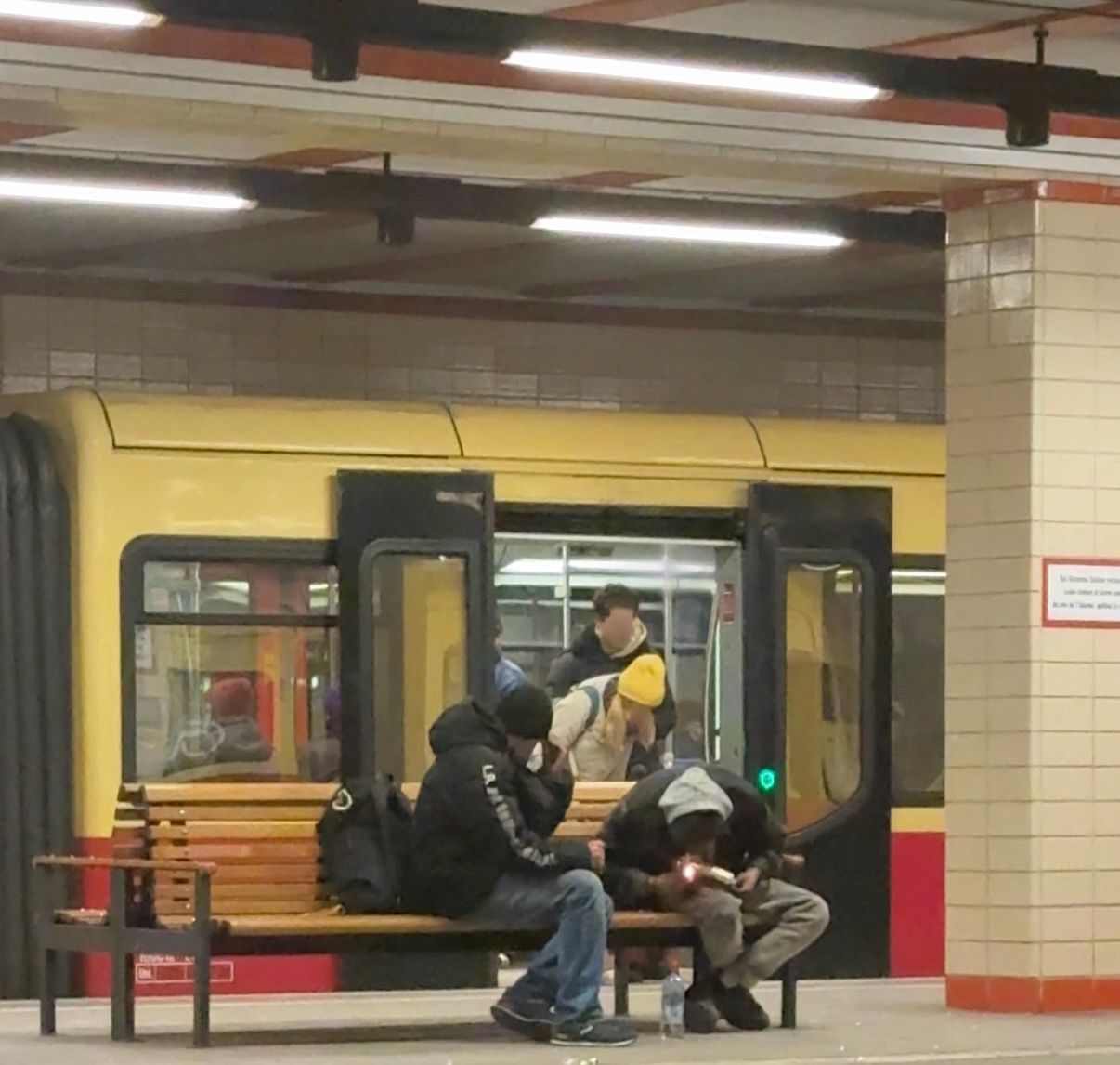 20 Minuten in Berlin-Mitte: Junkies verfolgen Frauen mit Spritzen, in der Bahn fantasiert ein Mann von Vergewaltigung