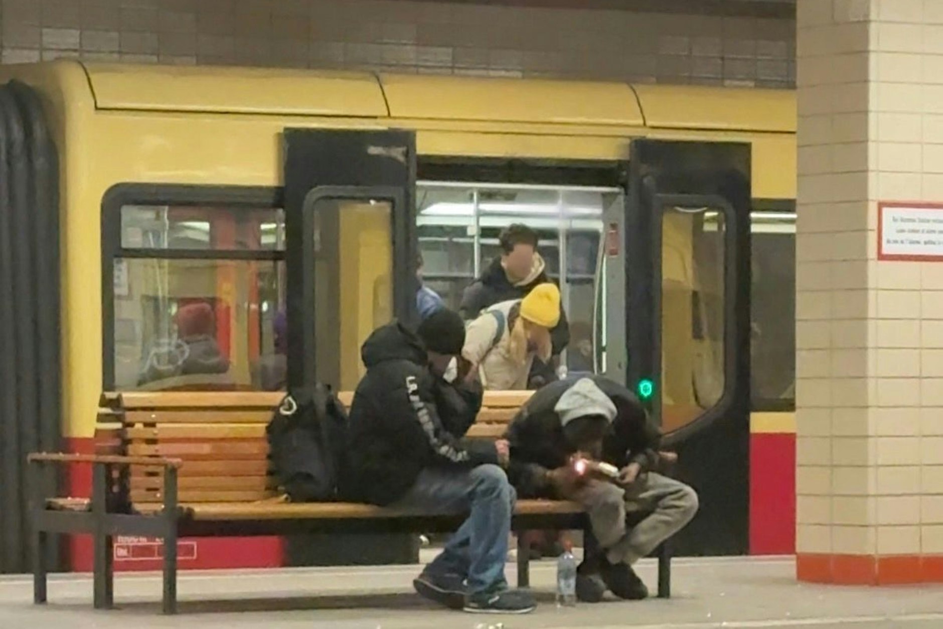 Szene am Berliner Nordbahnhof: sichtbarer Drogenkonsum am Bahnsteig bei laufendem Fahrgastbetrieb
