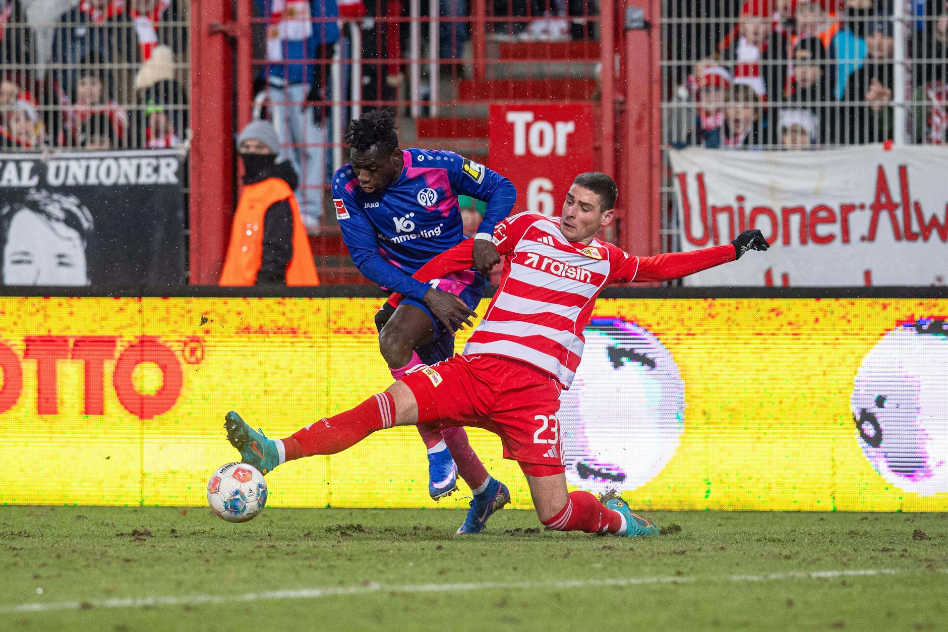 Andrej Ilic (r.) hätte gegen Mainz zwingend seinen ersten Saisontreffer erzielen müssen, schoss aber über das leere Tor.