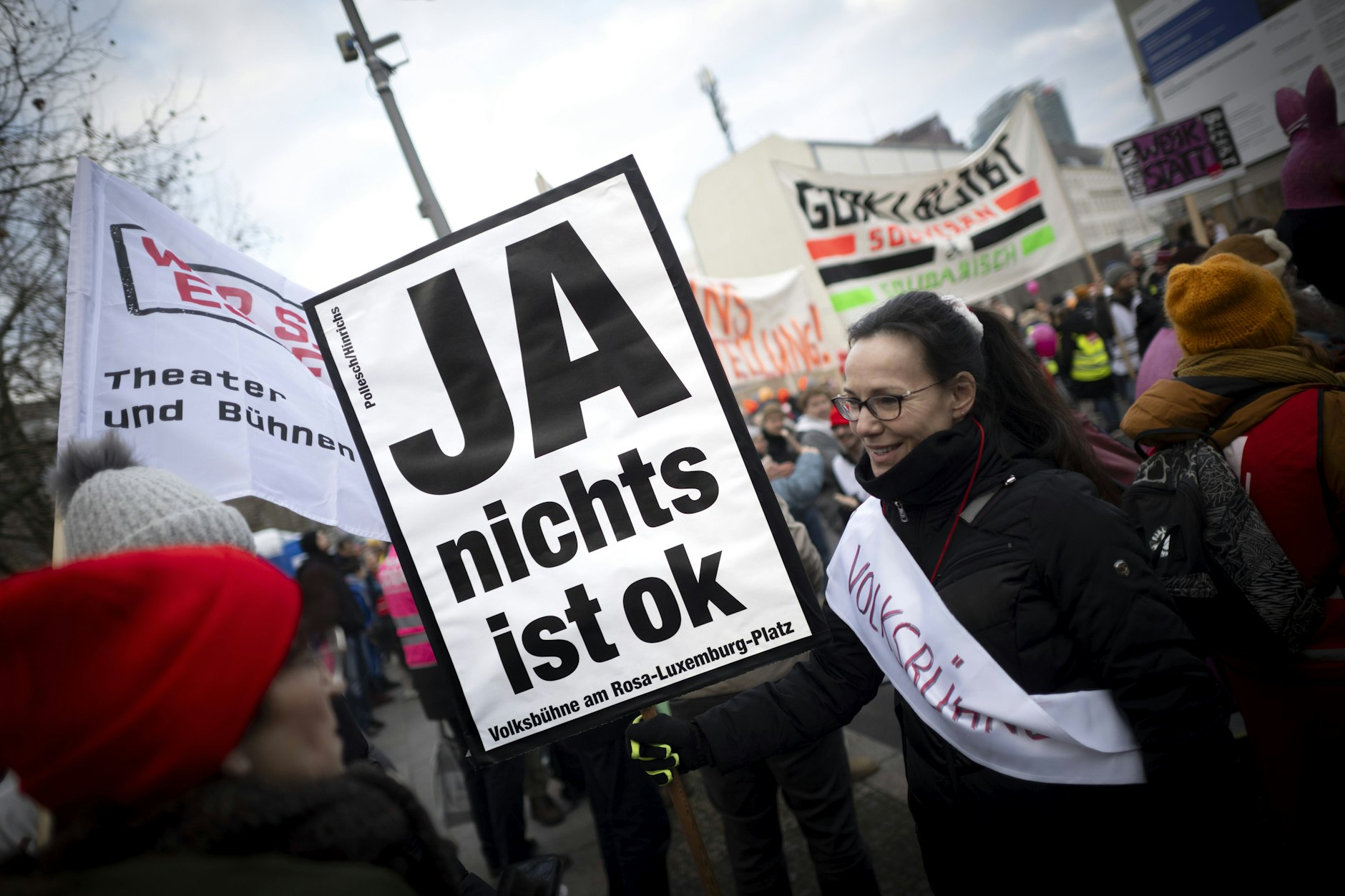 Auch am 18.12.2025 gab es vor der Volksbühne eine Demo von sozialen Einrichtungen und Kultureinrichtungen.