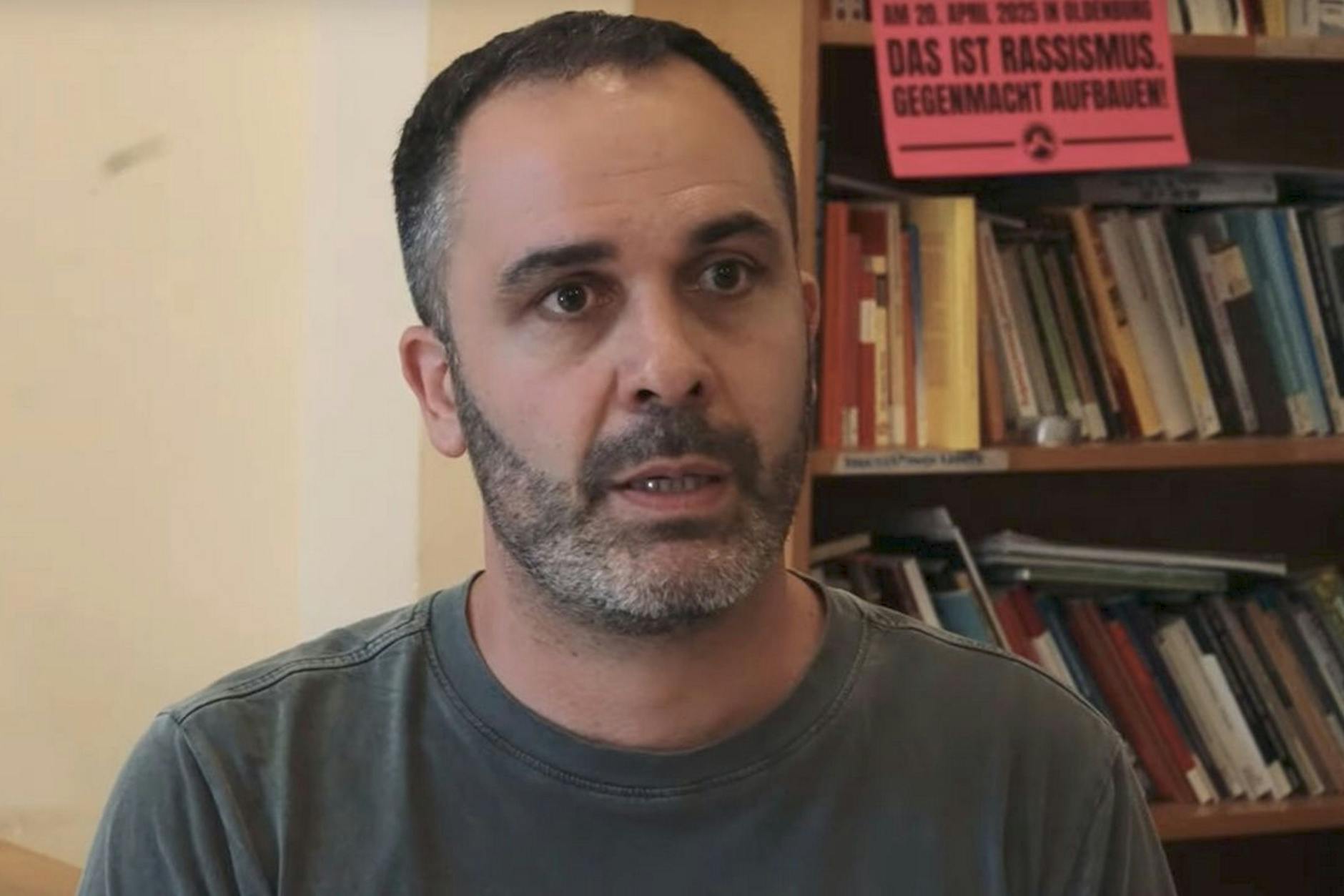 „Nicht nur ich, sondern auch meine Frau und meine drei Kinder werden faktisch sanktioniert“, sagt Hüseyin Doğru im Gespräch.