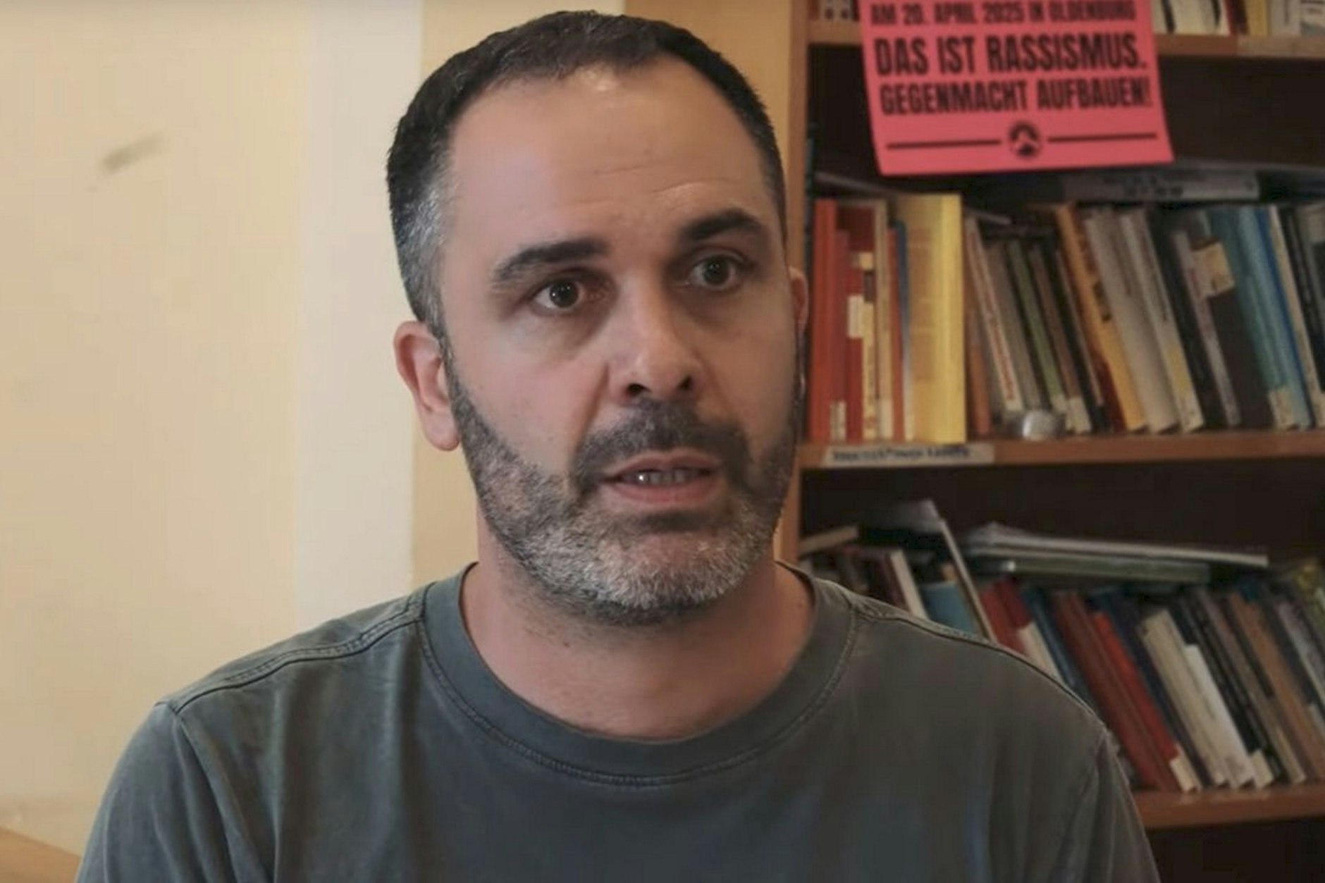 „Nicht nur ich, sondern auch meine Frau und meine drei Kinder werden faktisch sanktioniert“, sagt Hüseyin Doğru im Gespräch.