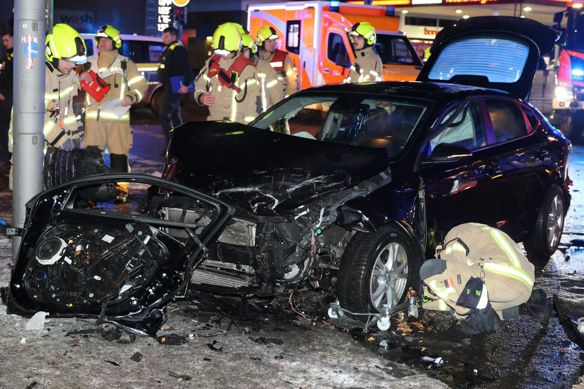 Anwohner haben es bestimmt krachen gehört: In der Waldstraße Ecke Eichborndamm gab es einen schweren Verkehrsunfall.
