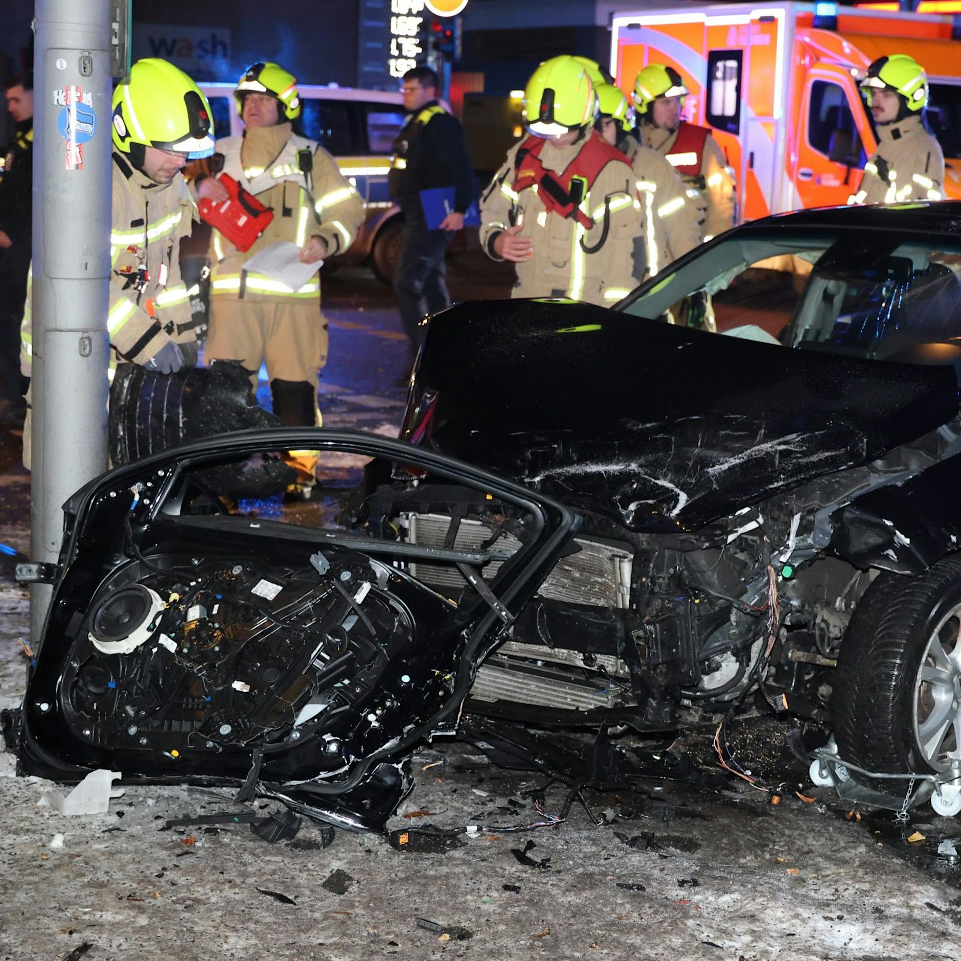 „Großes Trümmerfeld“ nach heftigem Autounfall, Opfer eingeklemmt