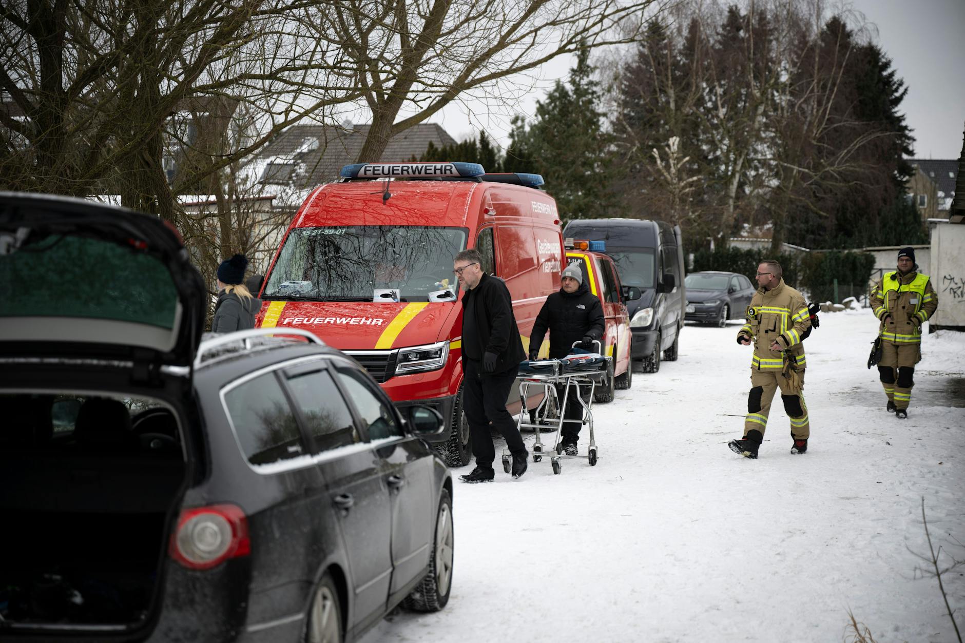 Bei der Suche nach einem verunglückten Eisbader haben Einsatzkräfte in einem Teich die Leiche eines Mannes gefunden.