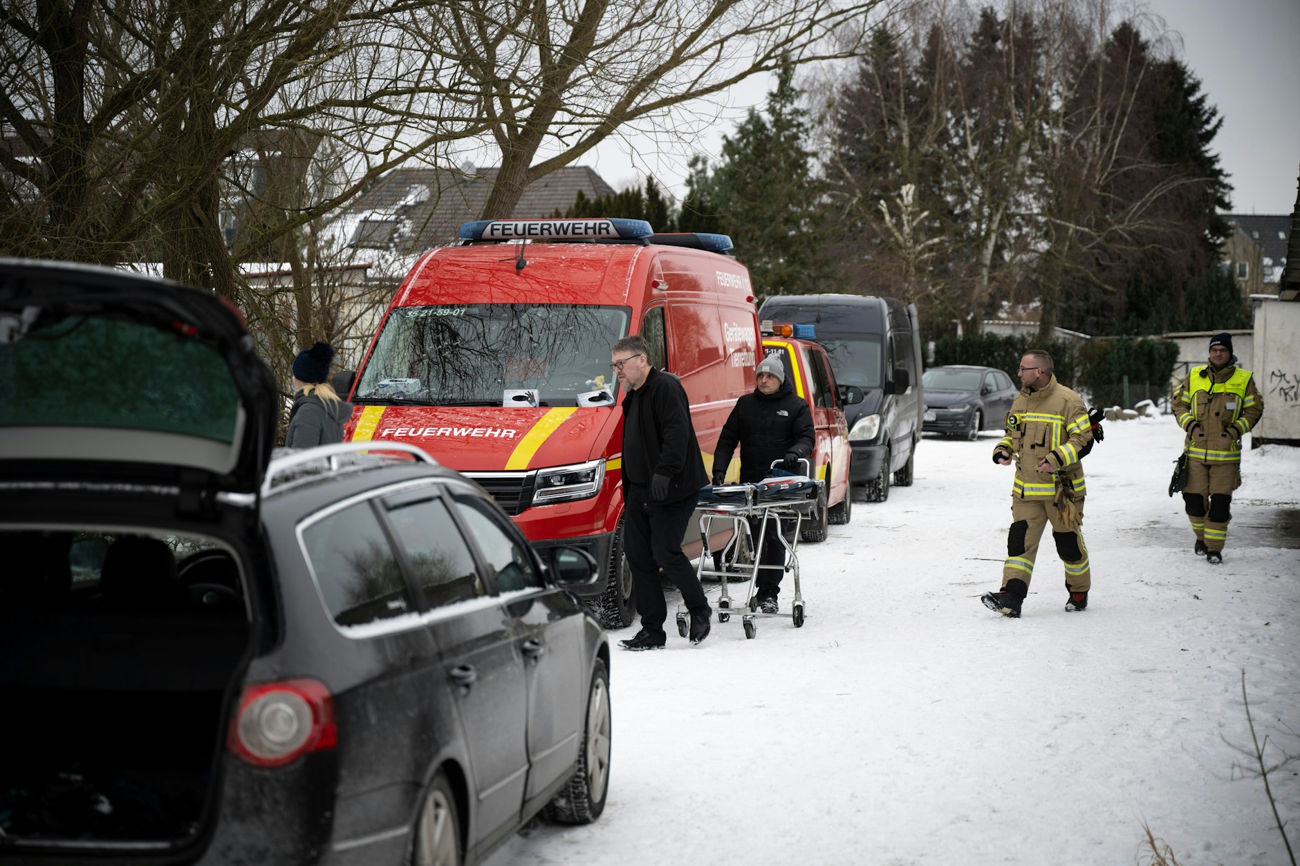 Bei der Suche nach einem verunglückten Eisbader haben Einsatzkräfte in einem Teich die Leiche eines Mannes gefunden. 