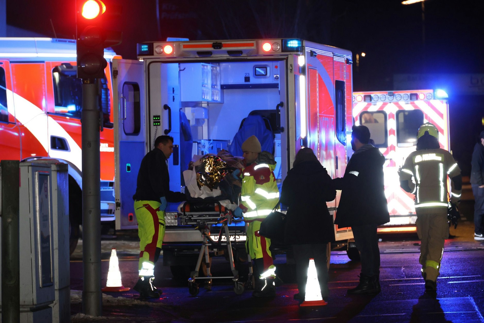 Drei Opfer mussten in ein Krankenhaus eingeliefert werden, zwei weitere wurden vor Ort behandelt.