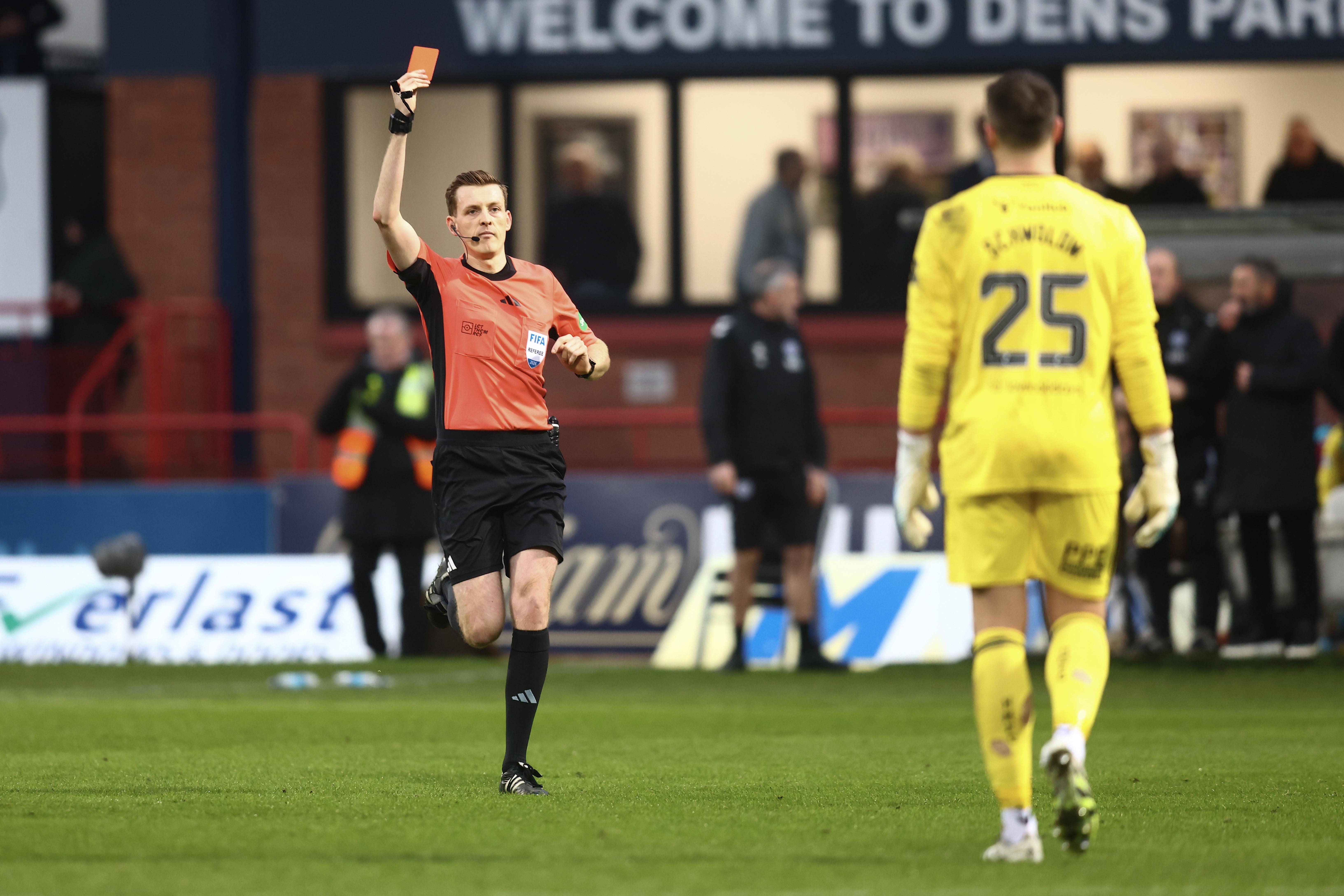 Ein Torwart sieht Rot: Ex-Union-Keeper Schwolow fliegt in Schottland runter