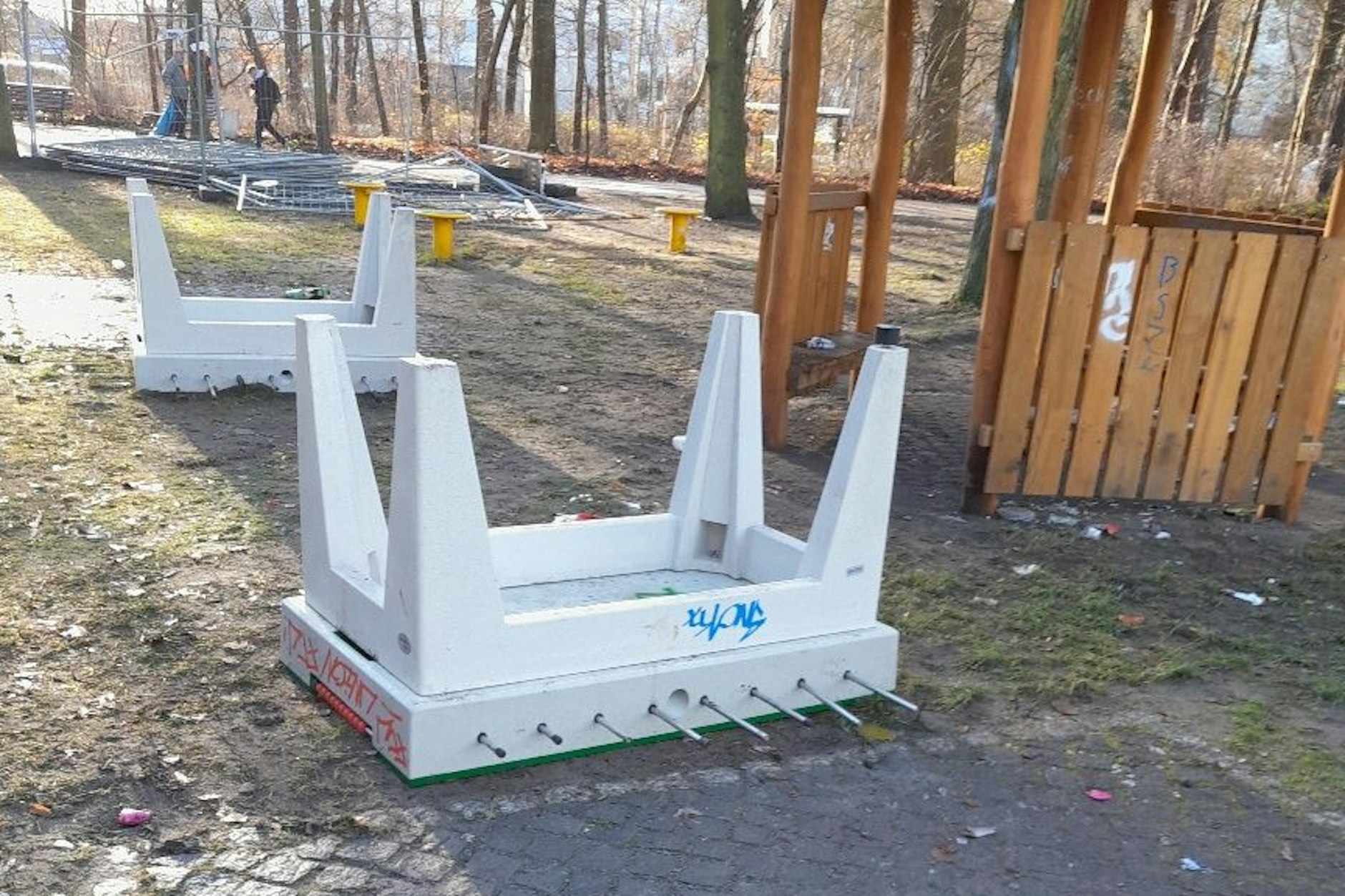 Umgestürzte Kickertische und mehr: Die neue Jugendecke in Köpenick wurde zerstört.