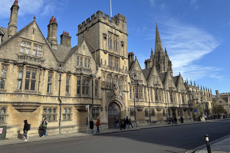 Bericht: Emirate kürzen Studienförderung für Großbritannien wegen Radikalisierungs-Bedenken