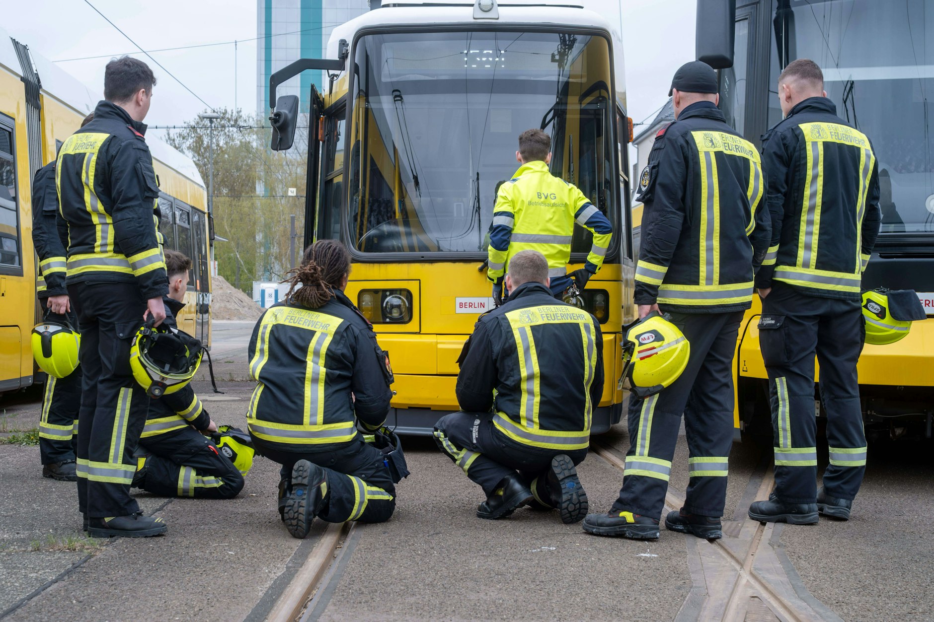 Auszubildende Feuerwehrleute der Berliner Lehrfeuerwache während einer Übung mit der BVG.