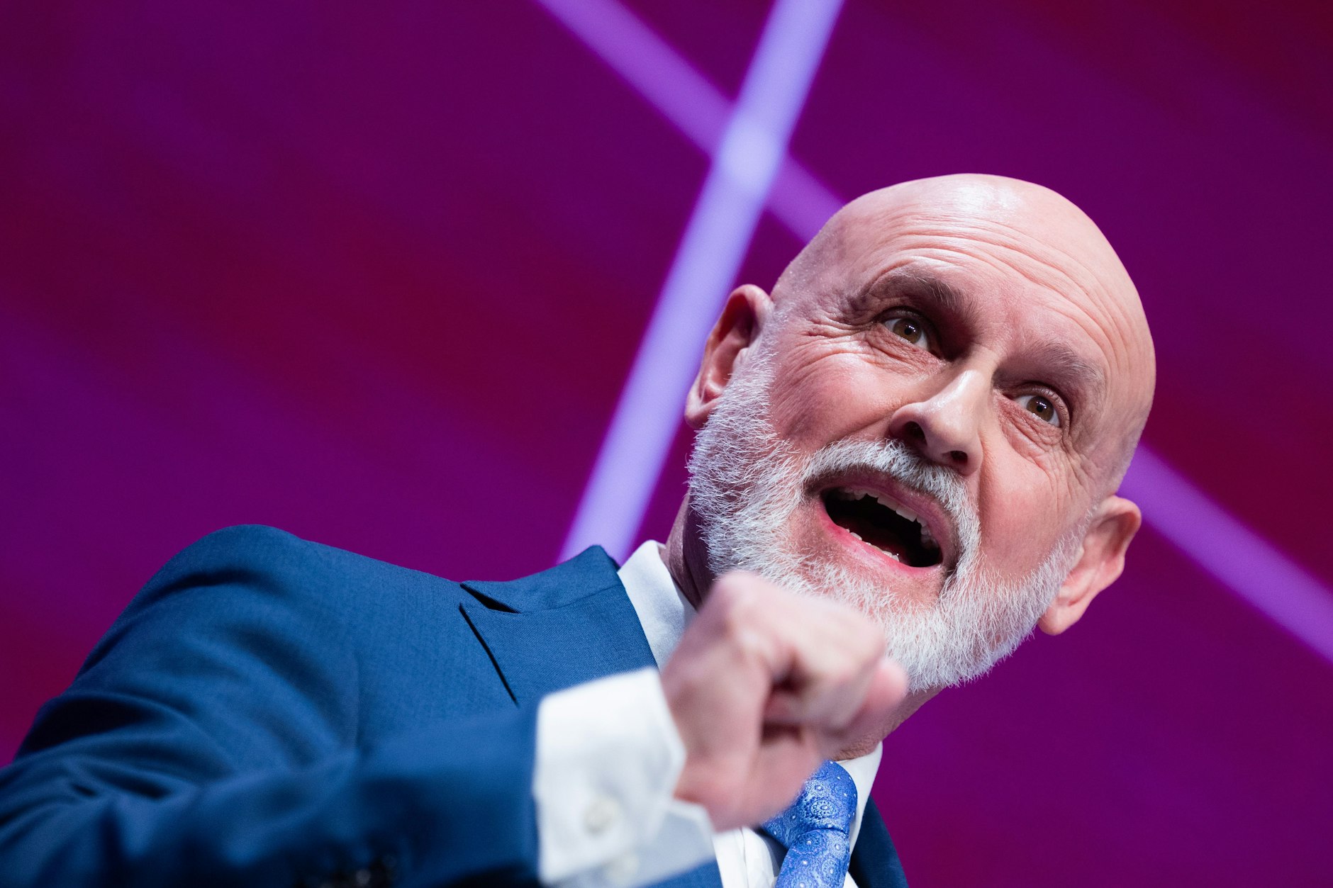 Volker Geyer verteidigt die Forderungen des Deutschen Beamtenbundes.