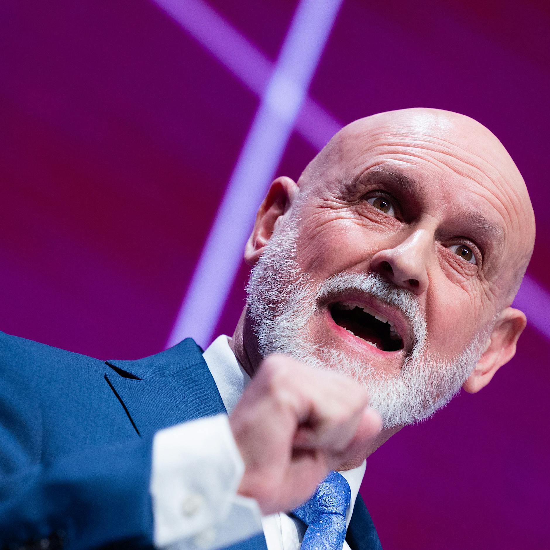 Beamtenbund-Chef verteidigt Forderungen nach 300 Euro mehr im Monat