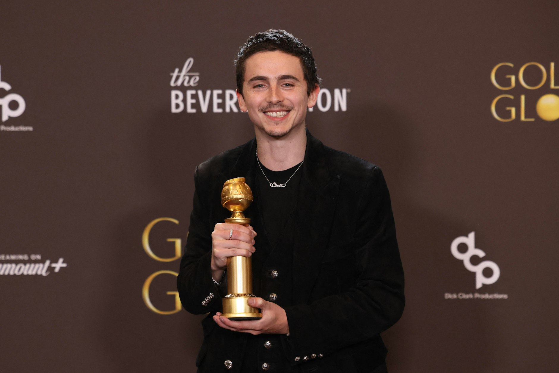 Der deutsch-französische Schauspieler Timothée Chalamet posiert mit seinem Golden Globe.