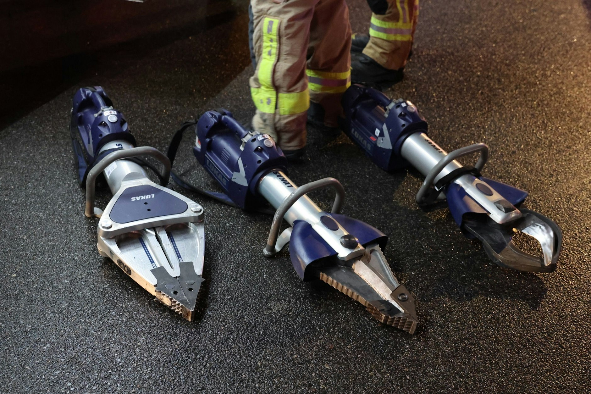 Mit diesen hydraulischen Scheren wurde das Unfallopfer aus seinem Auto geschnitten.