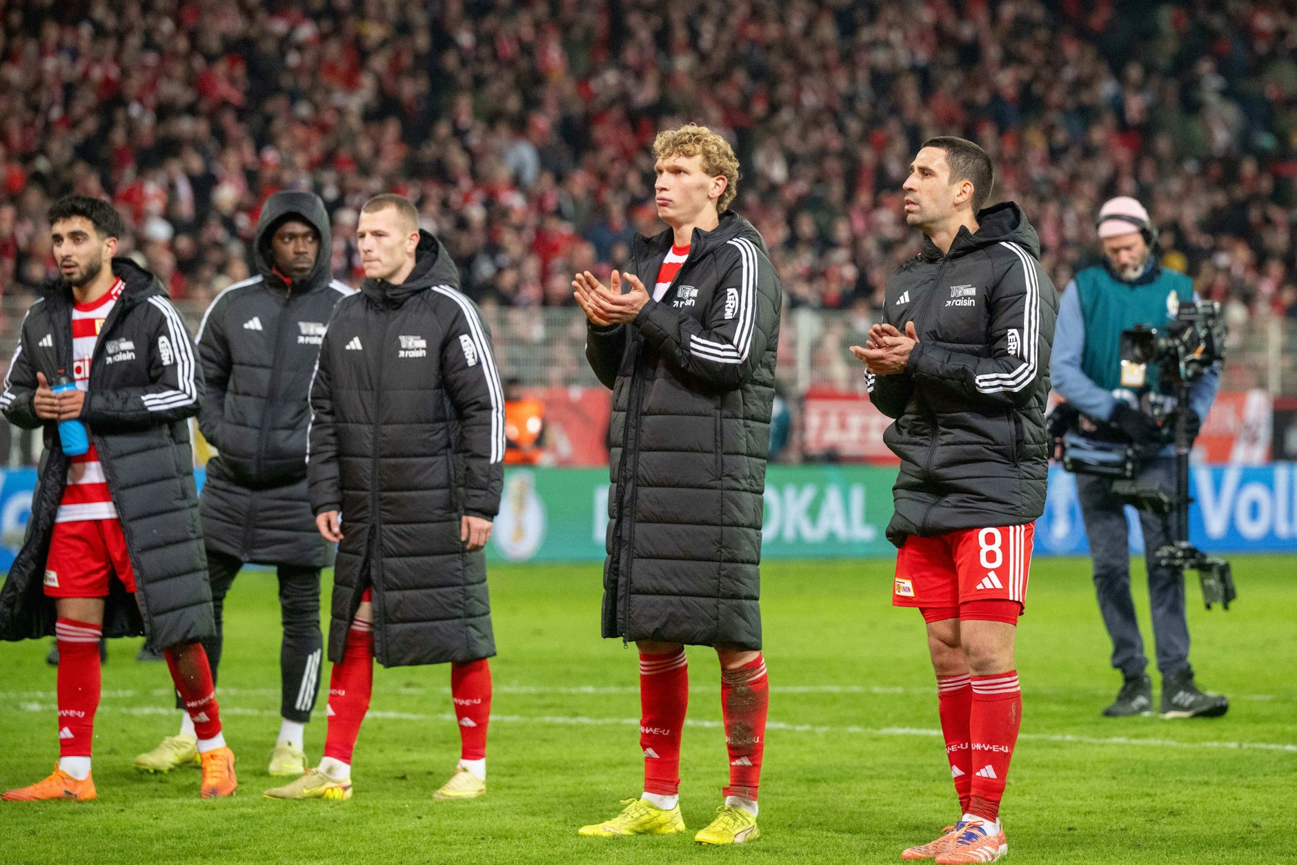 Unions Vizekapitän Rani Khedira (r.) ärgert sich nach dem 2:2 gegen Mainz über eine verpasste Großchance.