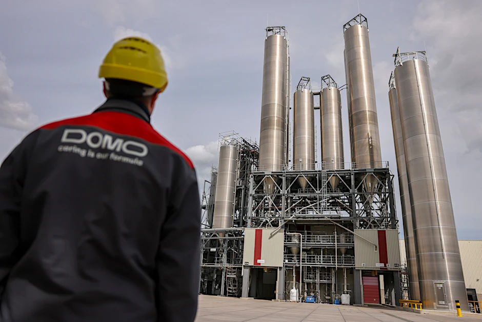 Ein Mitarbeiter von Domo Chemicals steht vor Betriebsanlagen in Leuna.