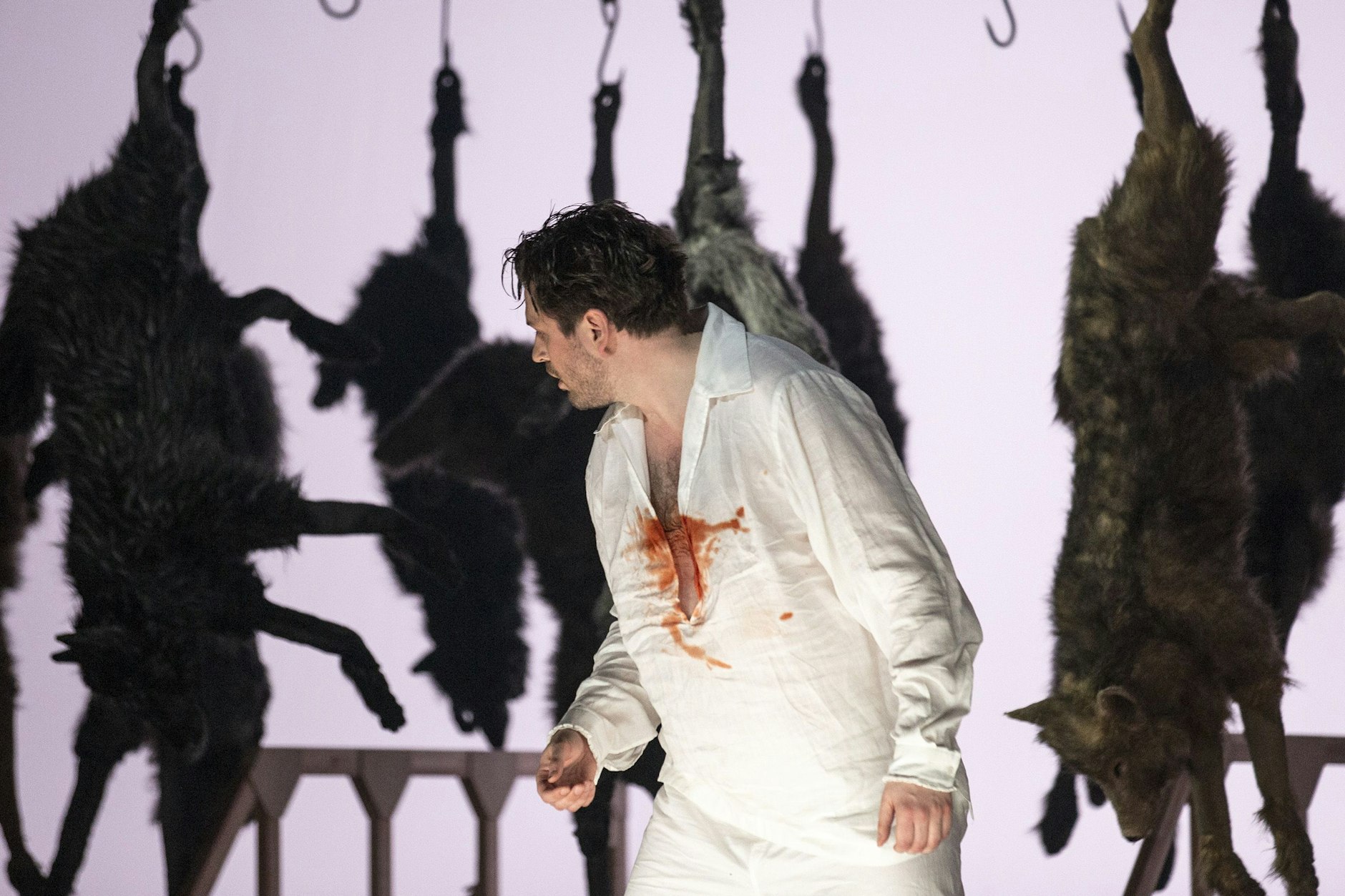 Samuel Hasselhorn als Peter mit Blutfleck auf der Brust in „Das kalte Herz“ in der Staatsoper