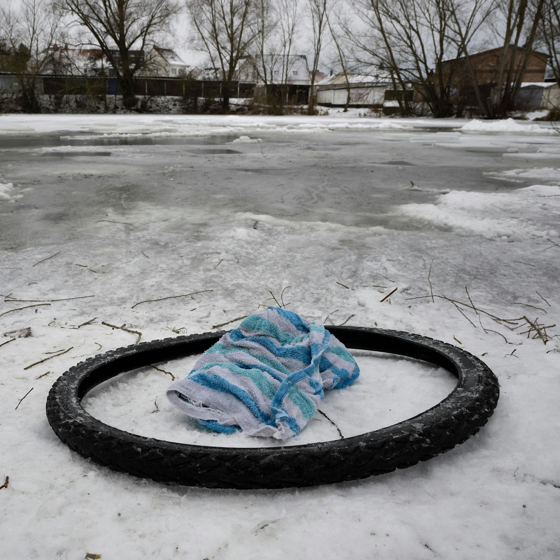 Mann ertrinkt bei Eisbad vor laufender Kamera