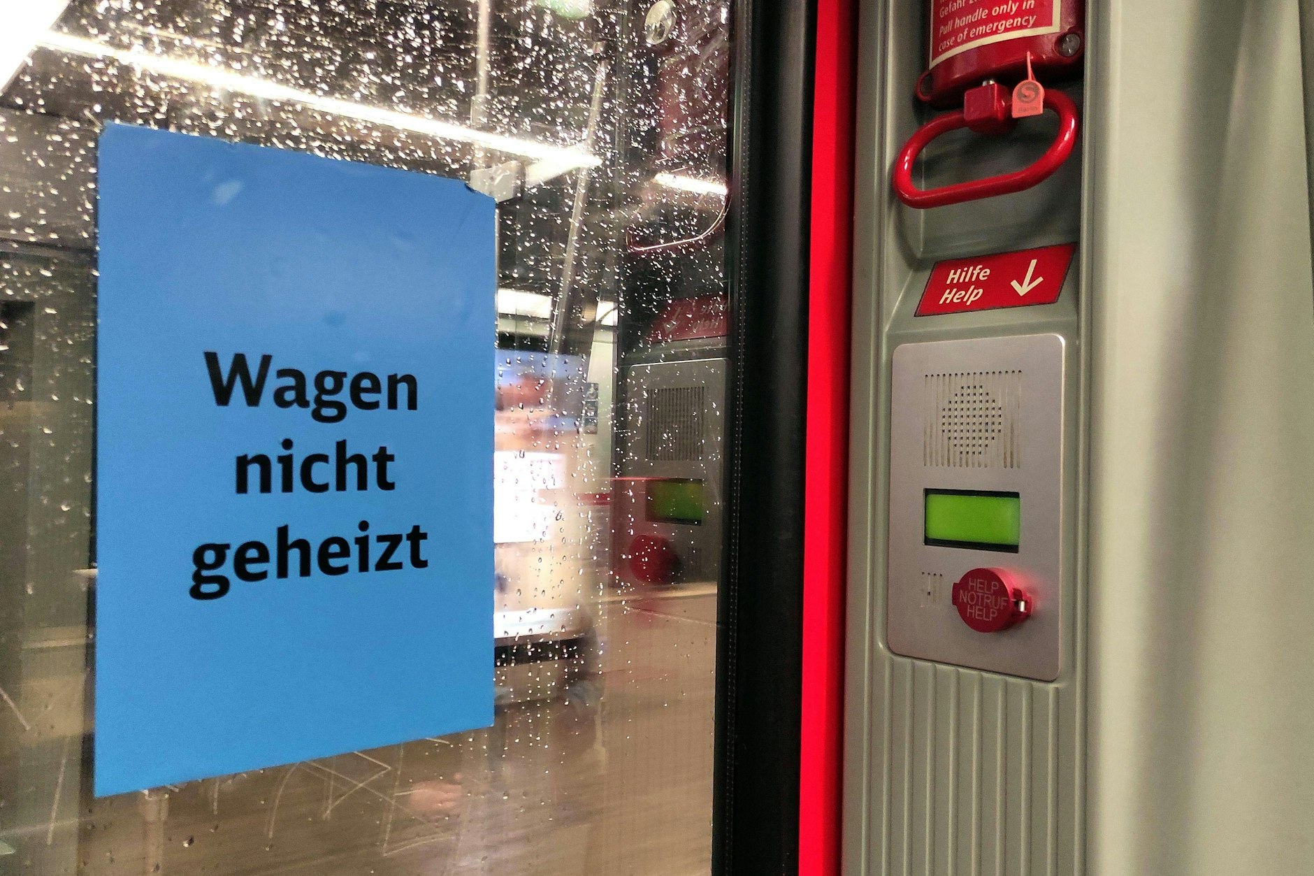 So ein Aufkleber soll auf unbeheizte S-Bahn-Wagen aufmerksam machen.