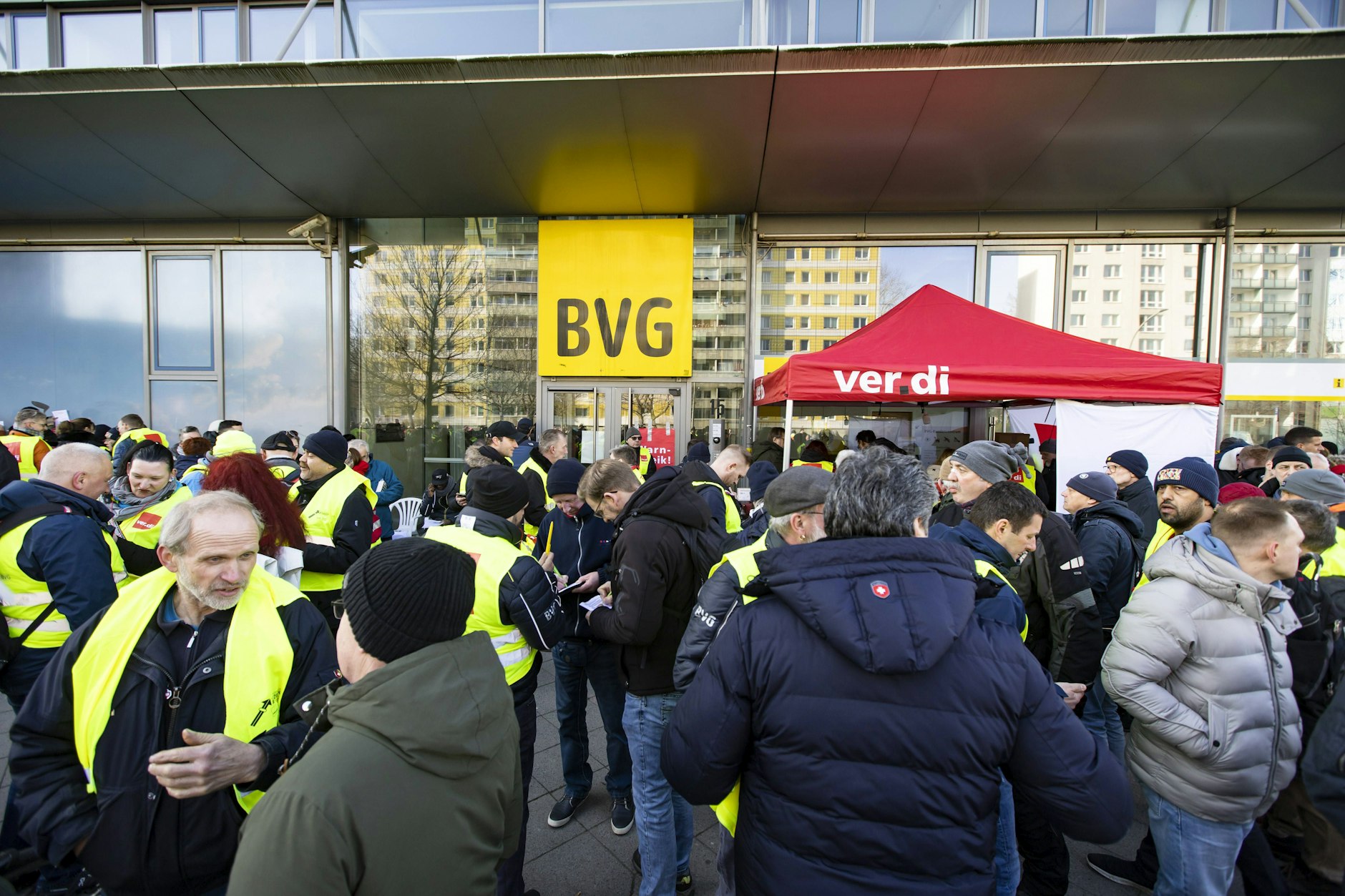 Streikende vor der BVG-Hauptverwaltung. 2025 gab es insgesamt fünf Warnstreiks in Berlin.