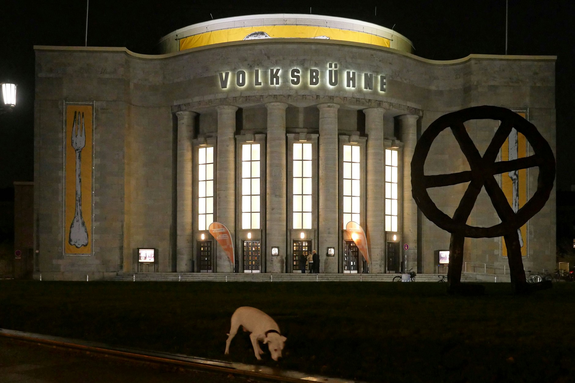 Die Volksbühne am Rosa-Luxemburg-Platz, hier fallen am Montag Vorstellungen aus.