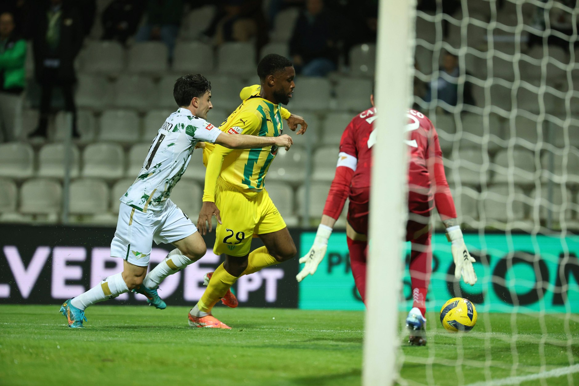 Jordan Siebatcheu (2.v.l.) trägt mittlerweile das Trikot des CD Tondela, aber ist vor dem Tor ähnlich erfolglos wie vor einem Jahr beim 1. FC Union Berlin.