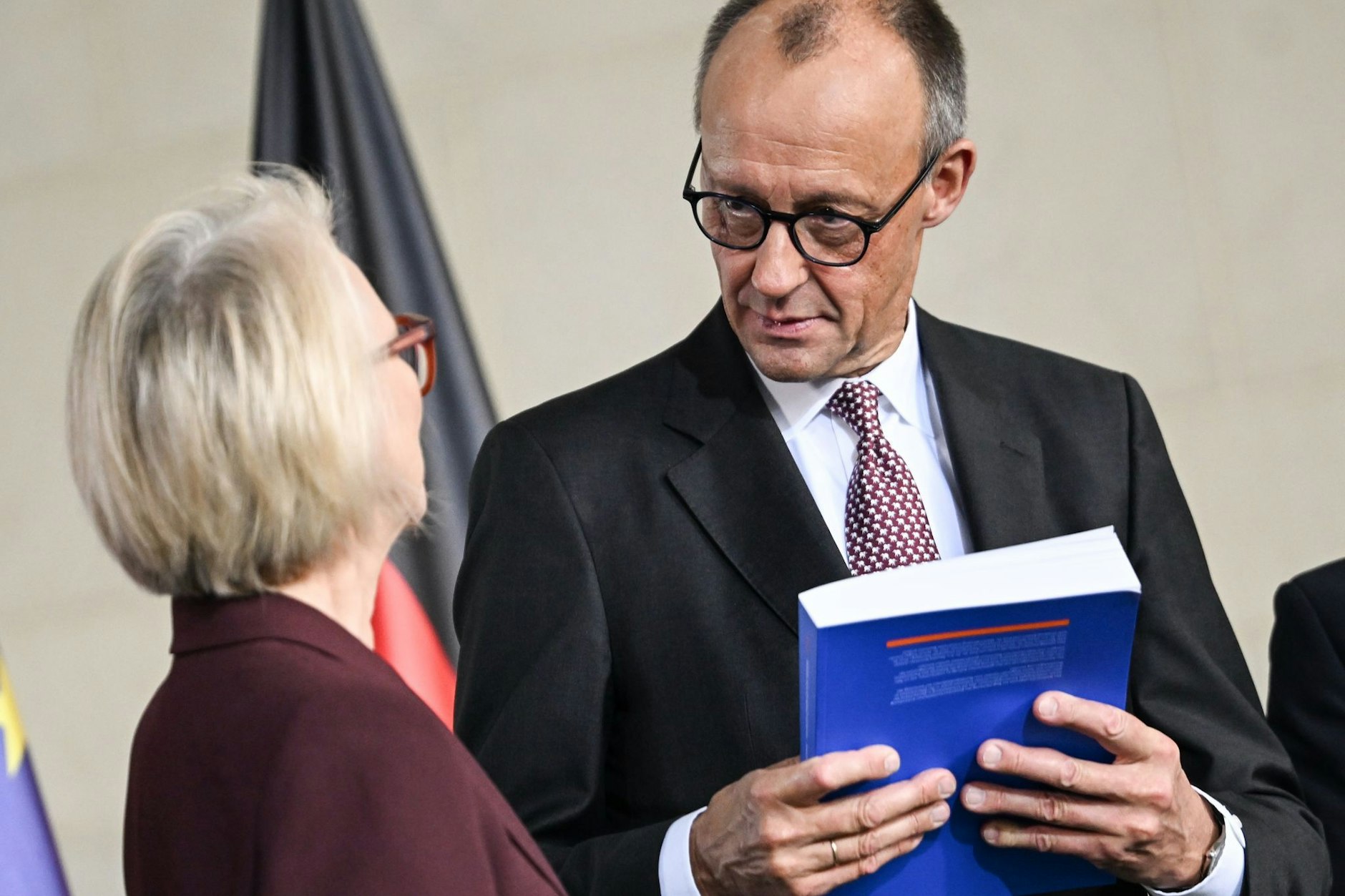 Bundeskanzler Friedrich Merz (CDU) und Monika Schnitzer, Vorsitzende des Sachverständigenrats, bei der Übergabe des Jahresgutachtens des Sachverständigenrats zur gesamtwirtschaftlichen Entwicklung (Symbolbild)