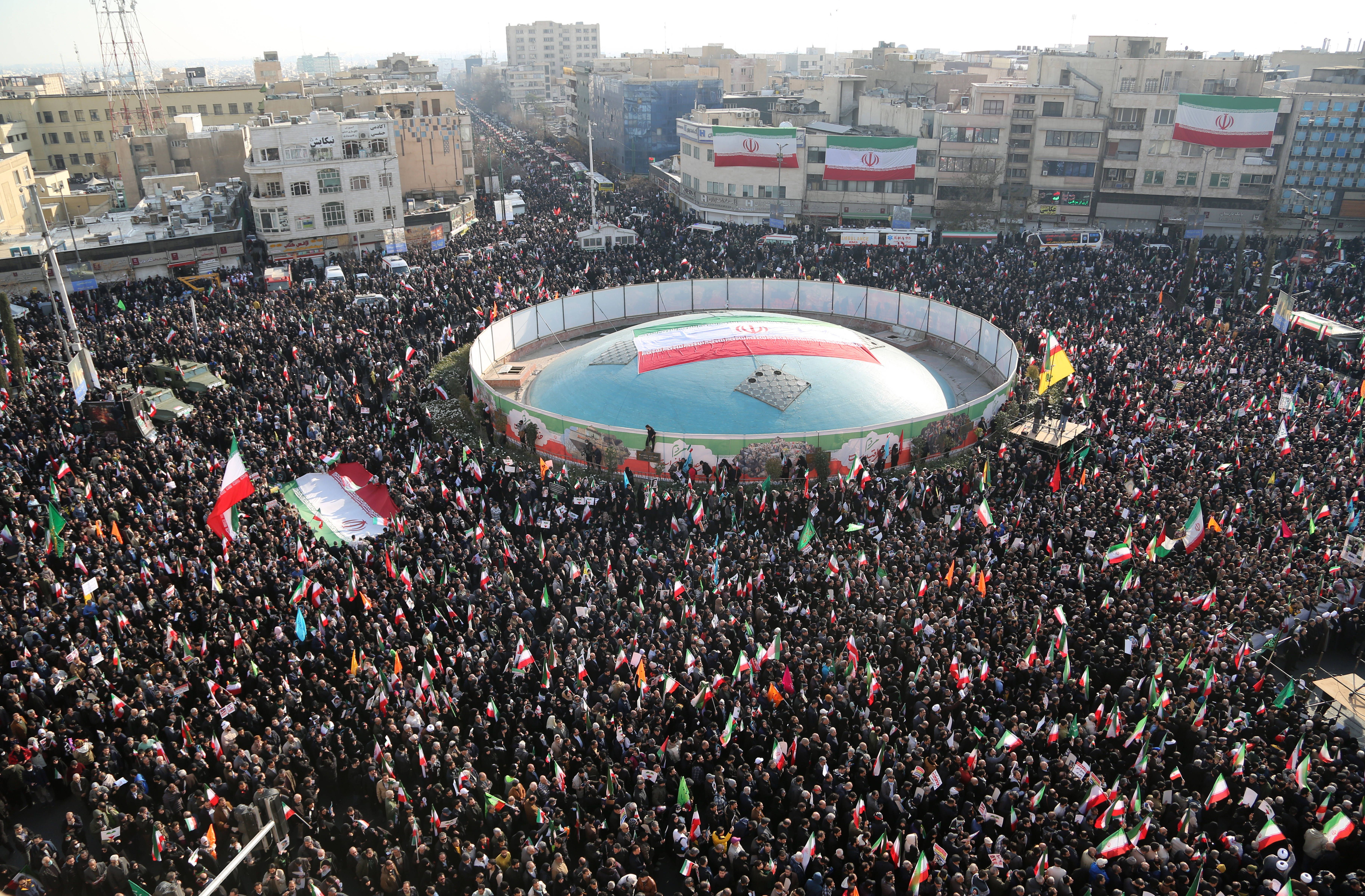 Iran zeigt sich bereit zu Krieg – und signalisiert Verhandlungsbereitschaft