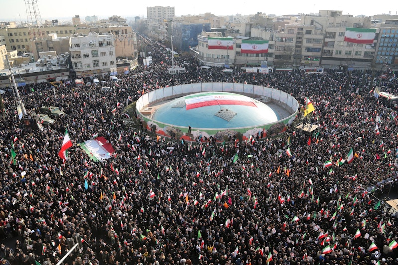 Iran zeigt sich bereit zu Krieg – und signalisiert Verhandlungsbereitschaft