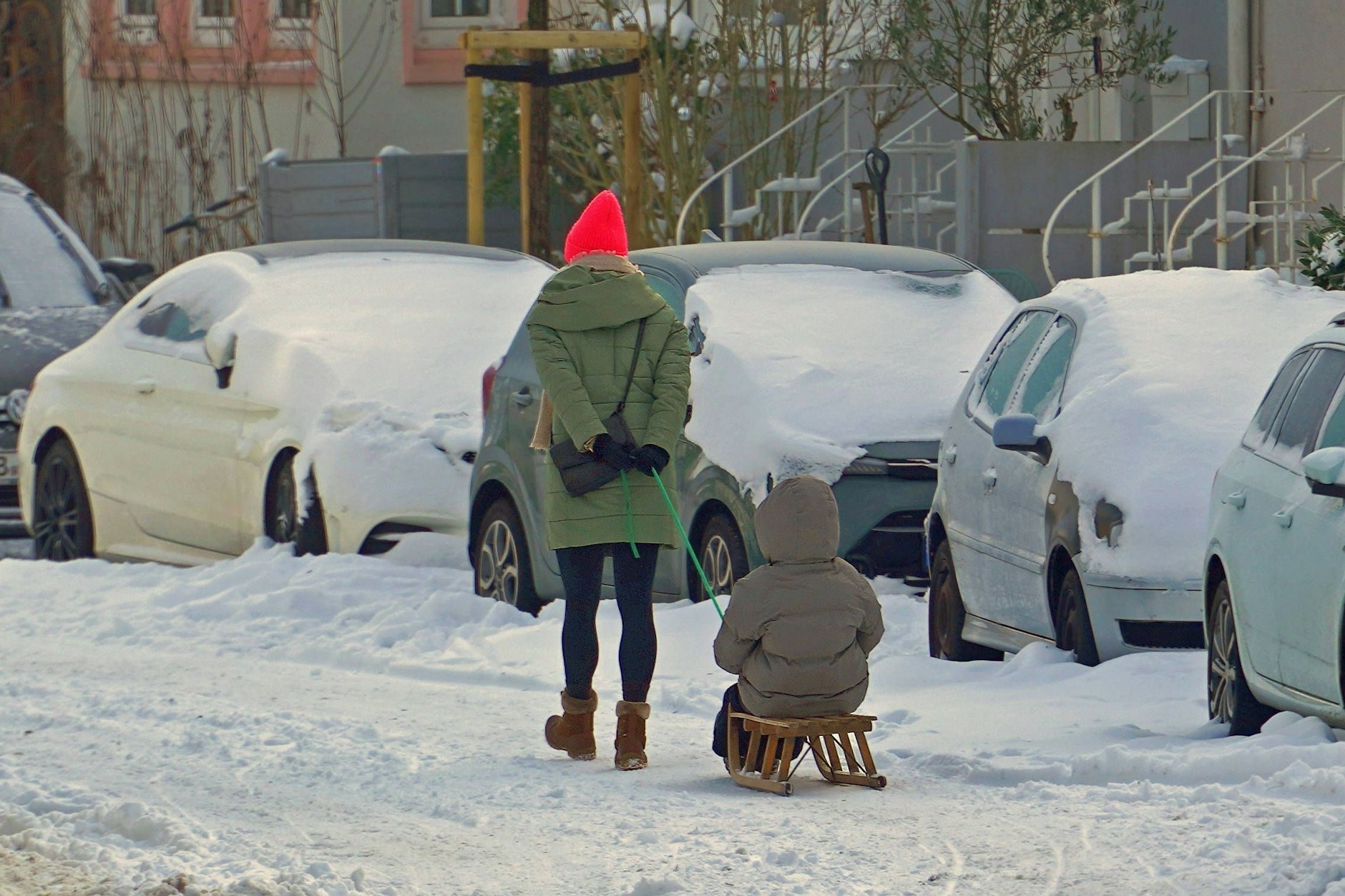 Wegen Glatteis dürfen Eltern in Brandenburg selbst entscheiden, ob ihre Kinder am Dienstag zur Schule gehen.