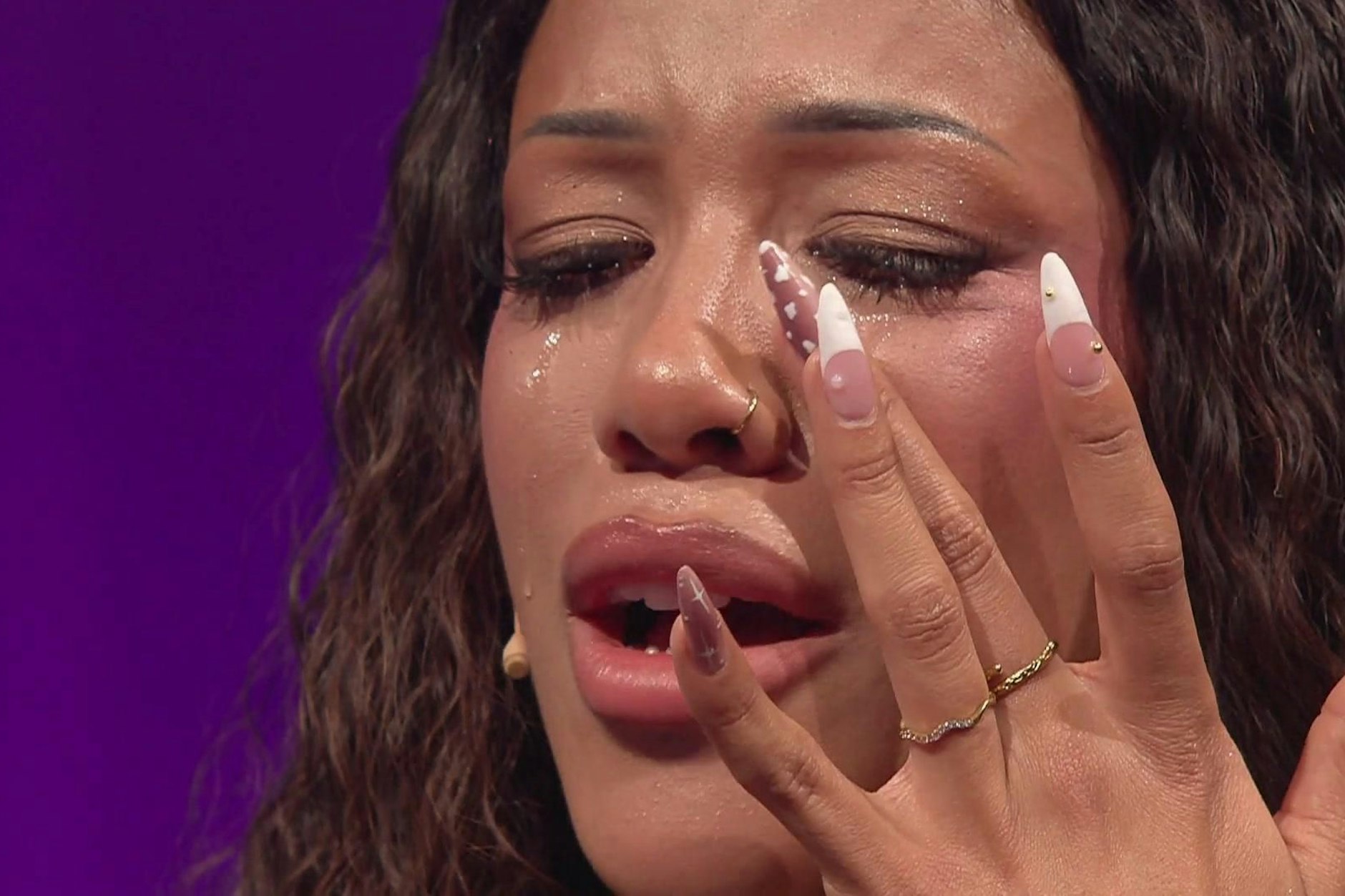 Vanessa kommen die Tränen.