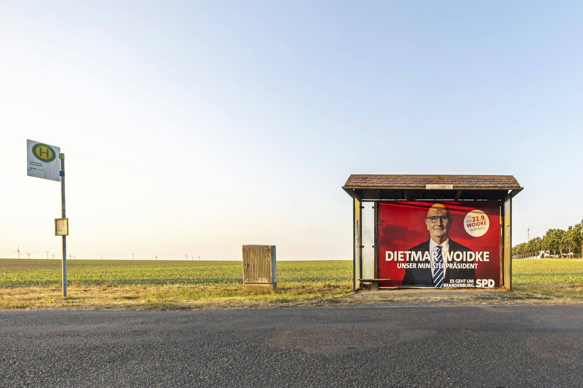 Wahlkampf 2024 in Südbrandenburg. Wartehäuschen auf freiem Feld mit einem Plakat mit Dietmar Woidke von der SPD.