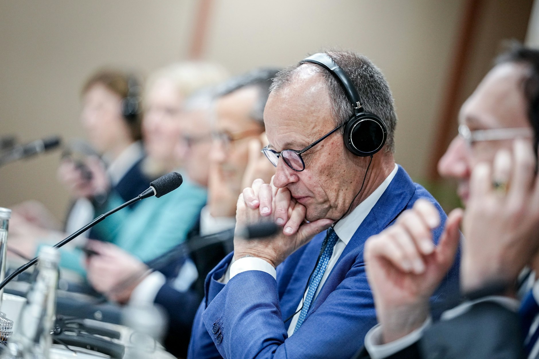 Bundeskanzler Friedrich Merz (CDU) nimmt am Delegationsgespräch mit dem indischen Premierminister teil. Es ist die erste größere Asien-Reise des Kanzlers seit seinem Amtsantritt im Mai.