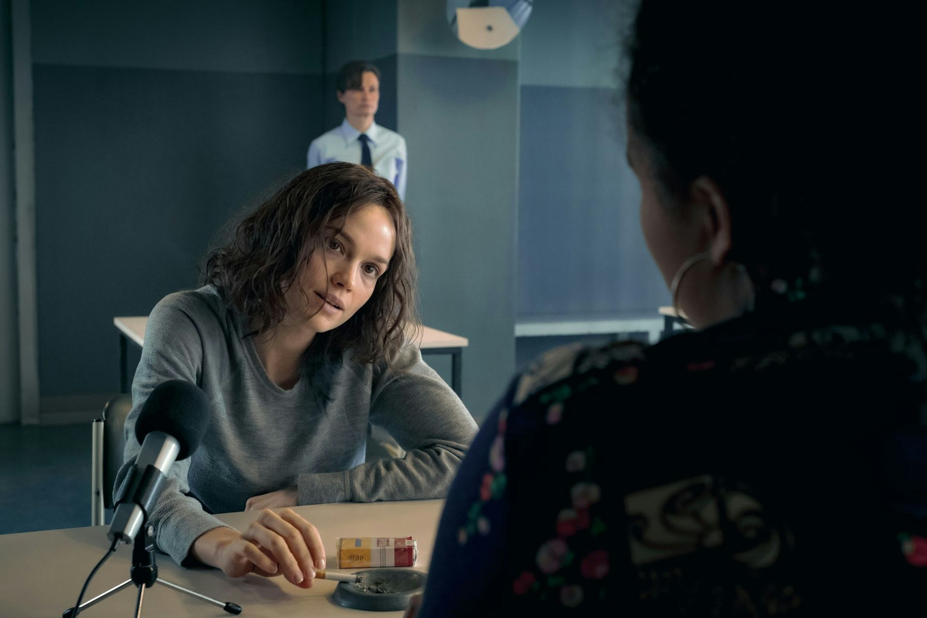 Eva Fassbender (Emilia Schüle, l.) erzählt ihrer Interviewerin Linda Müller (Massiamy Diaby, r.) von der fehlenden Gerechtigkeit.