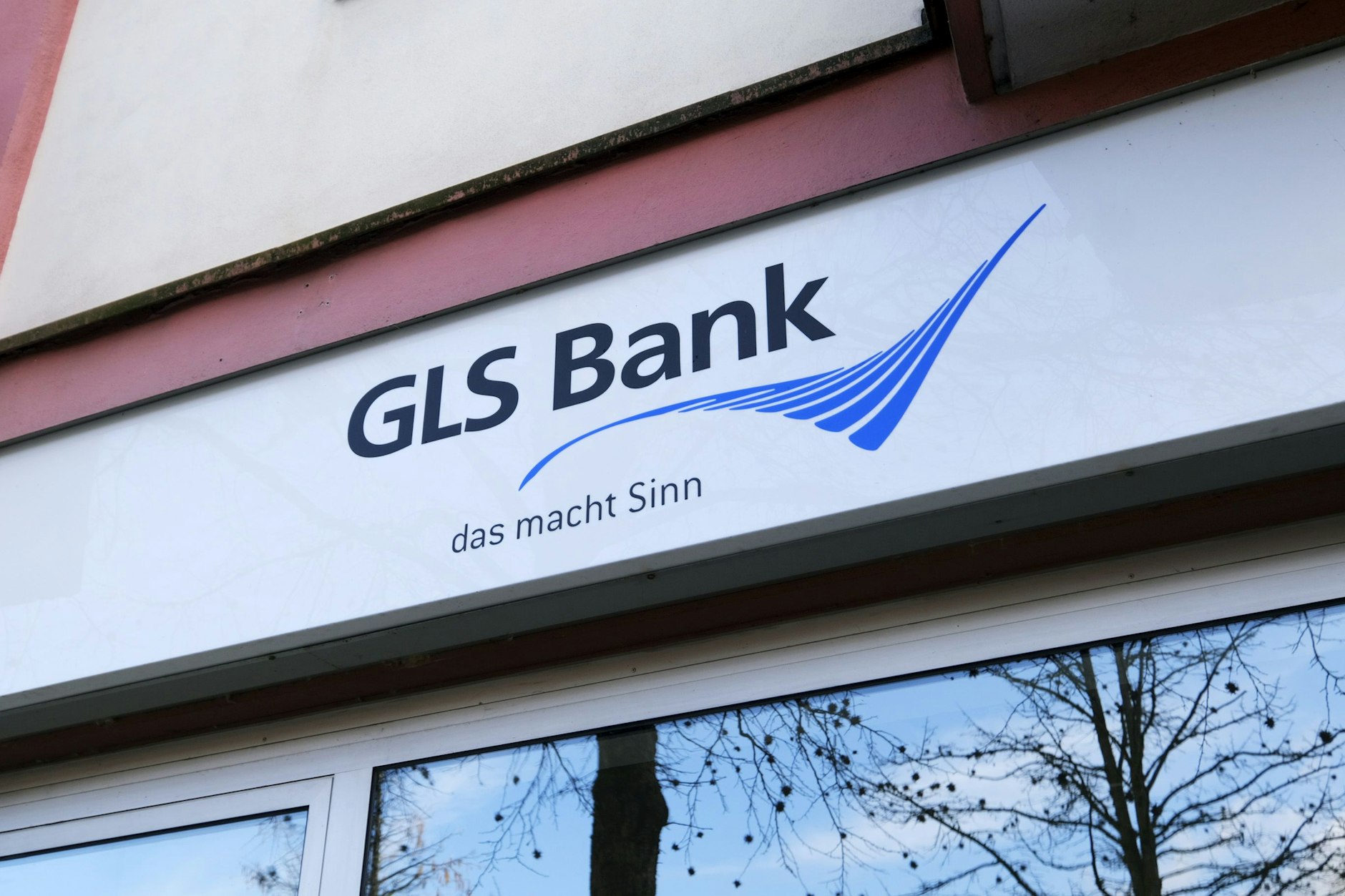 Die GLS Bank hatte im Dezember 2025 die Konten mehrerer Organisationen gekündigt, darunter auch der Deutschen Kommunistischen Partei (DKP).
